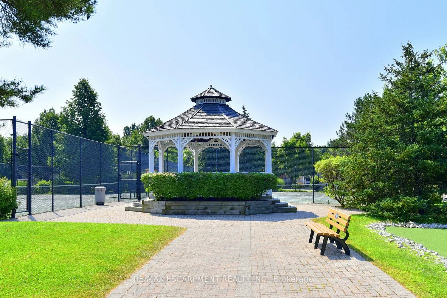 241 SILVERBIRCH Boulevard, #32