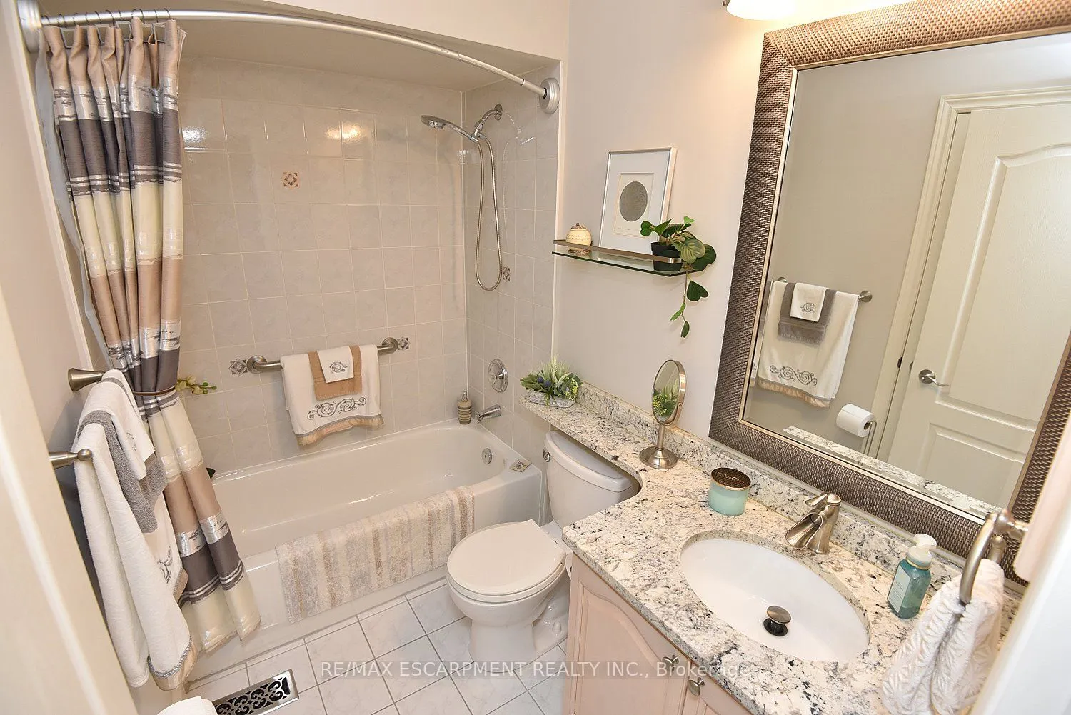 241 SILVERBIRCH Boulevard, #32