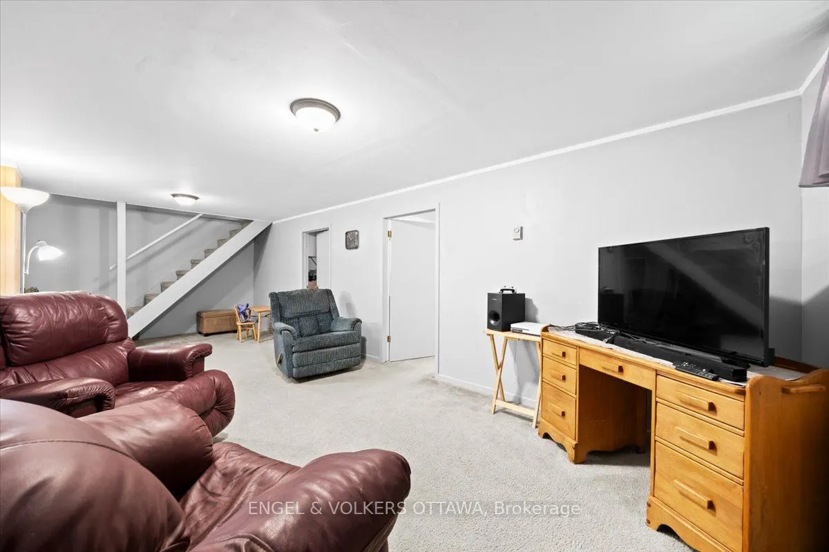 518 Oxford Street E