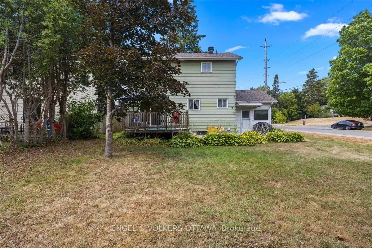 518 Oxford Street E