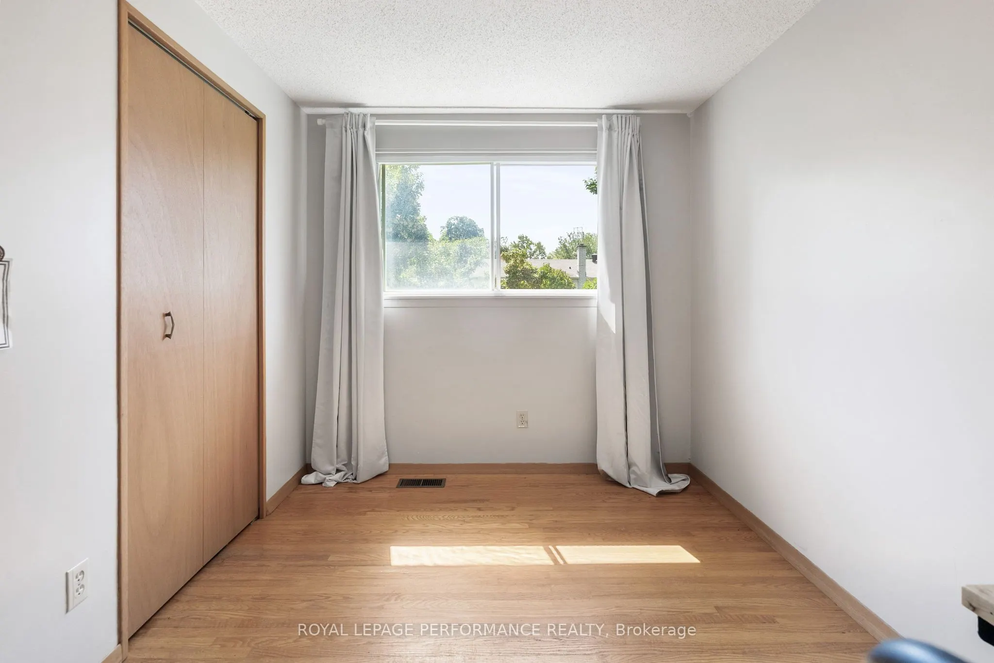 33 Woodview Crescent
