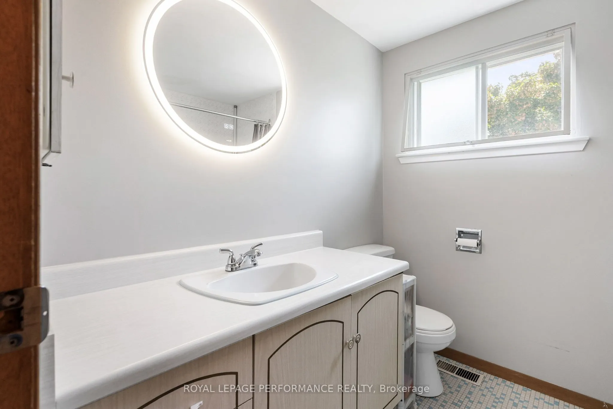 33 Woodview Crescent