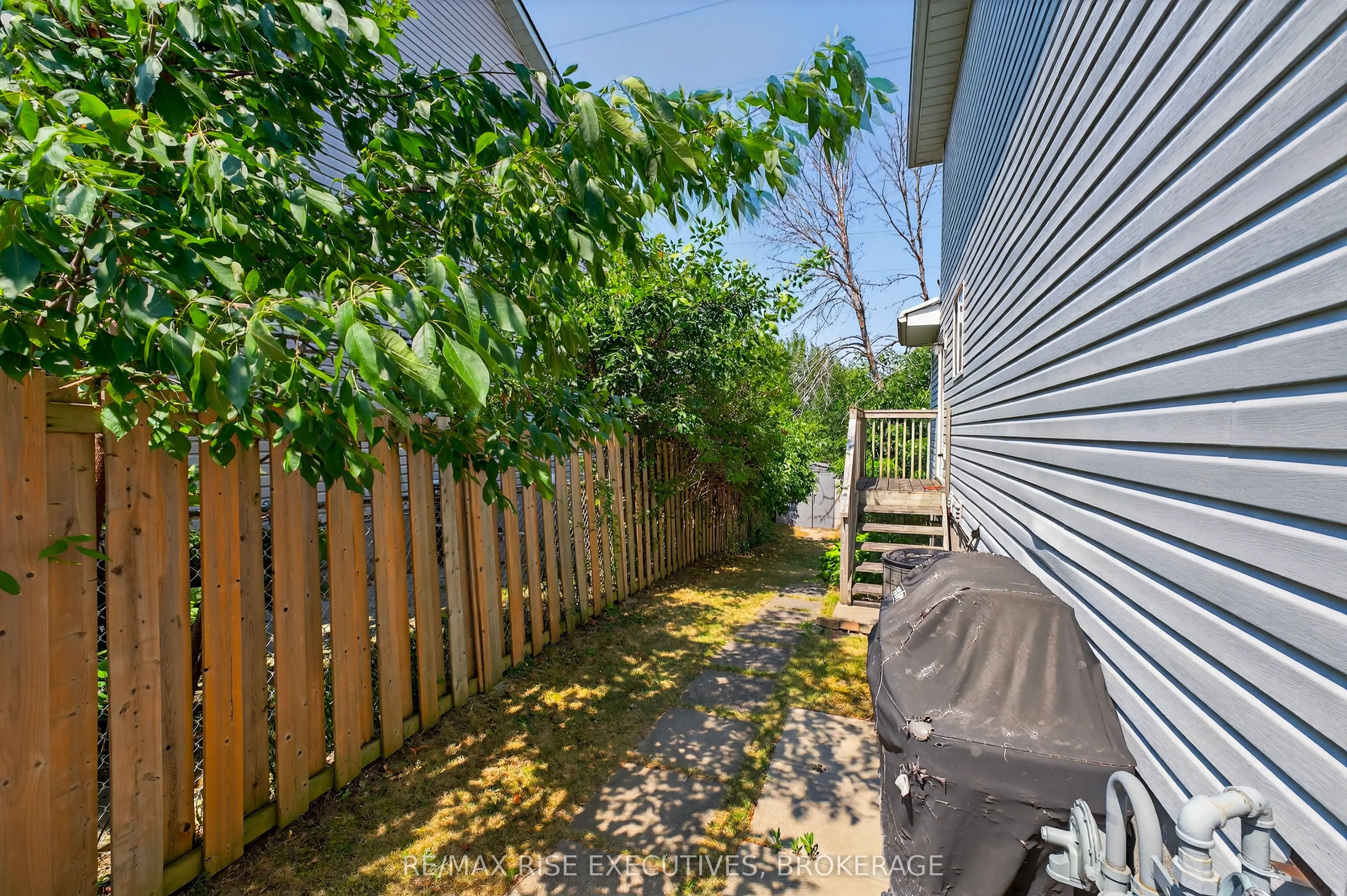 1328 Brackenwood Crescent