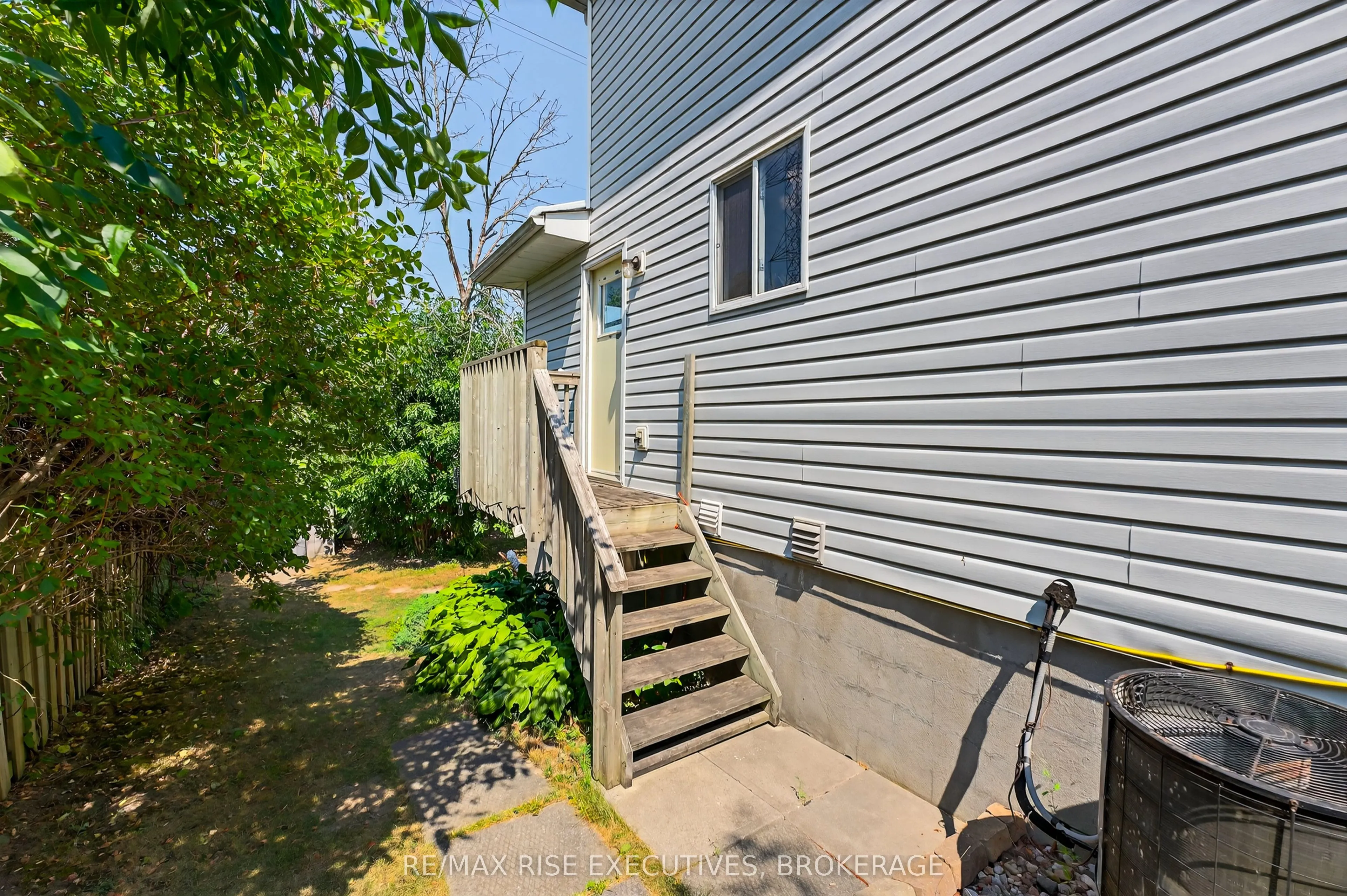 1328 Brackenwood Crescent