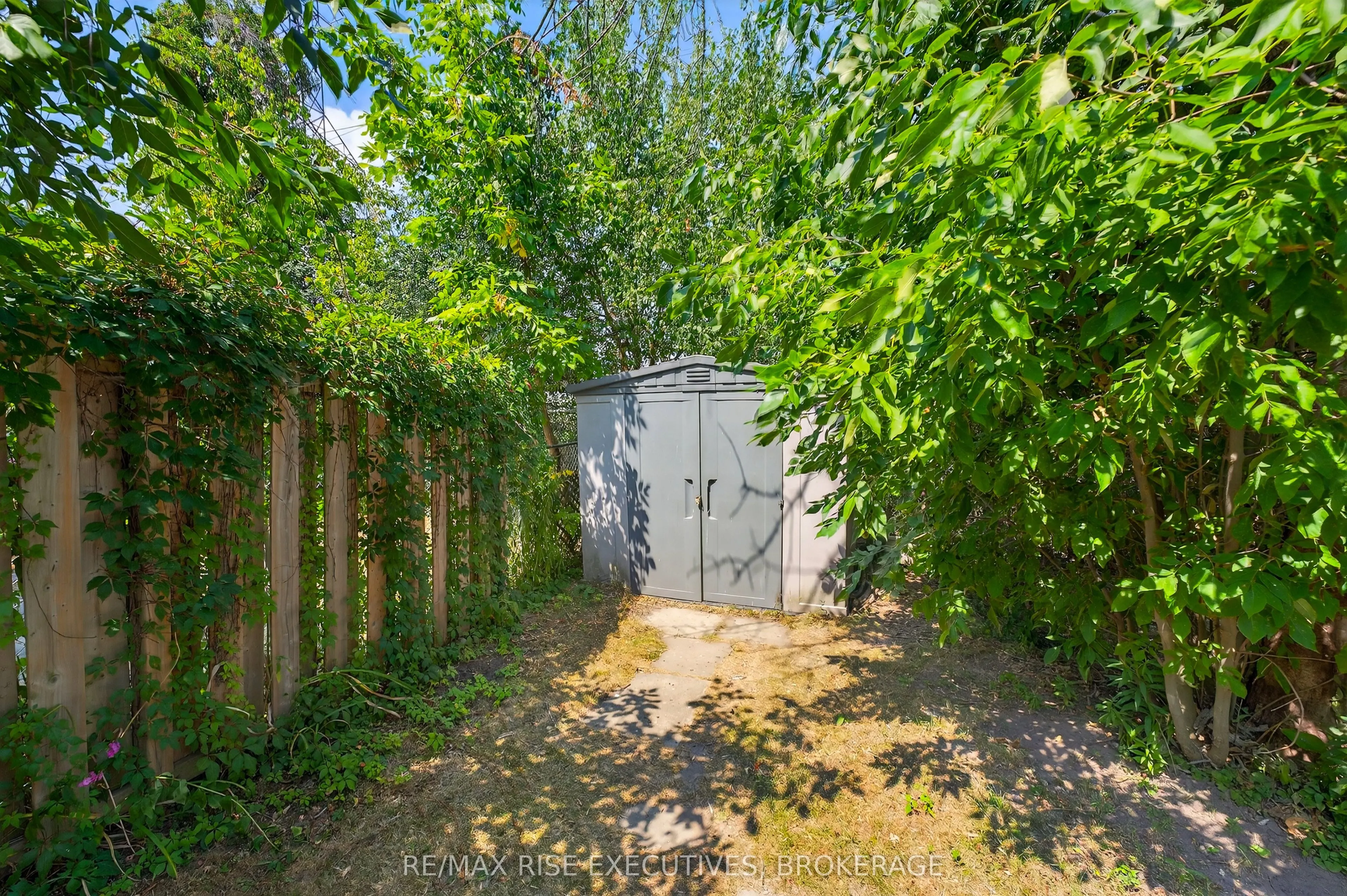 1328 Brackenwood Crescent