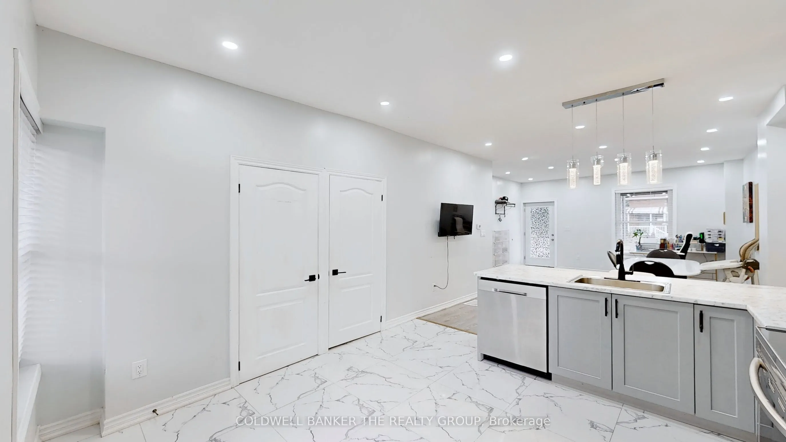 194 Simcoe Street E