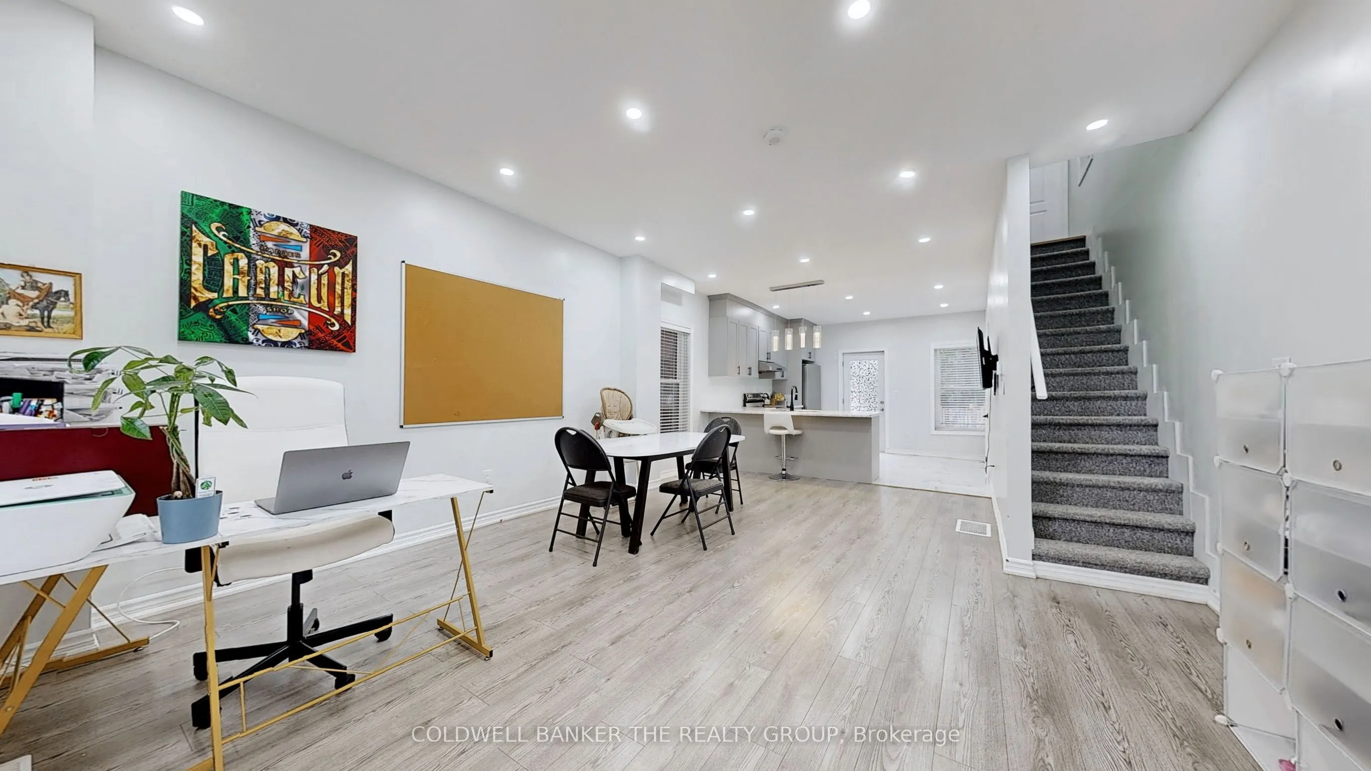 194 Simcoe Street E