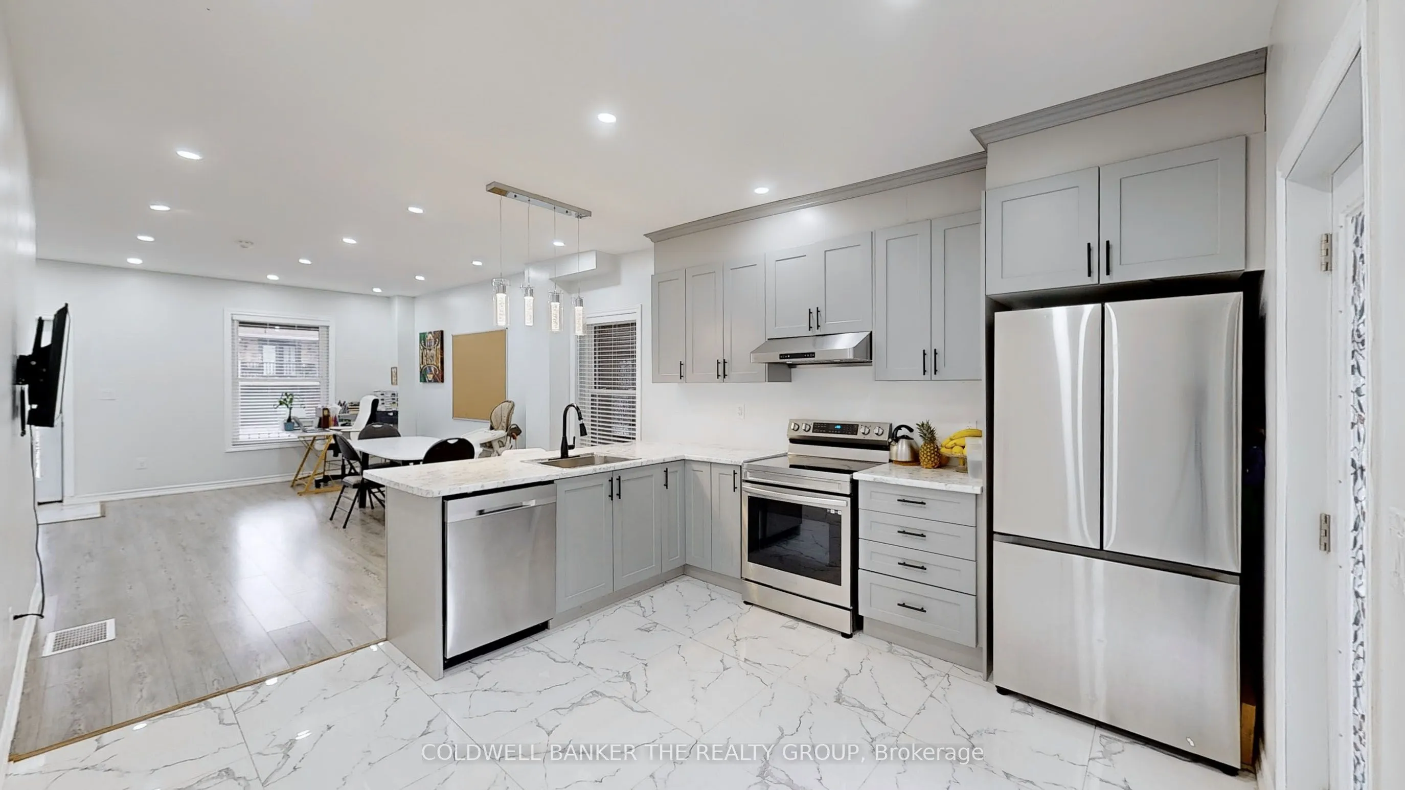 194 Simcoe Street E