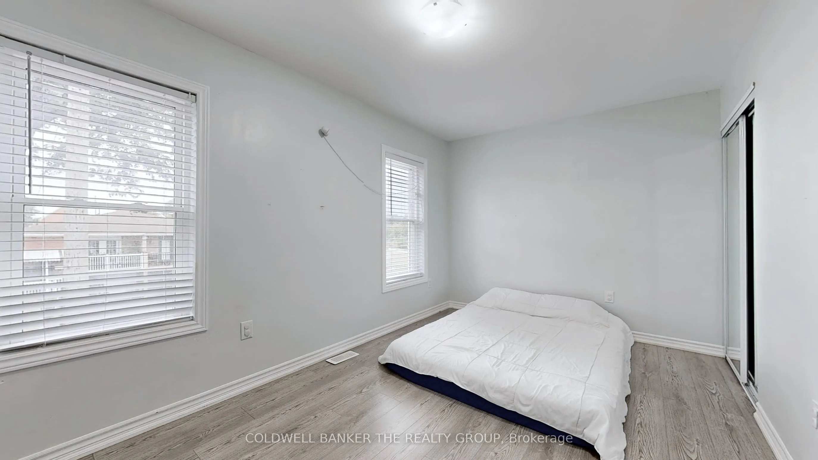 194 Simcoe Street E