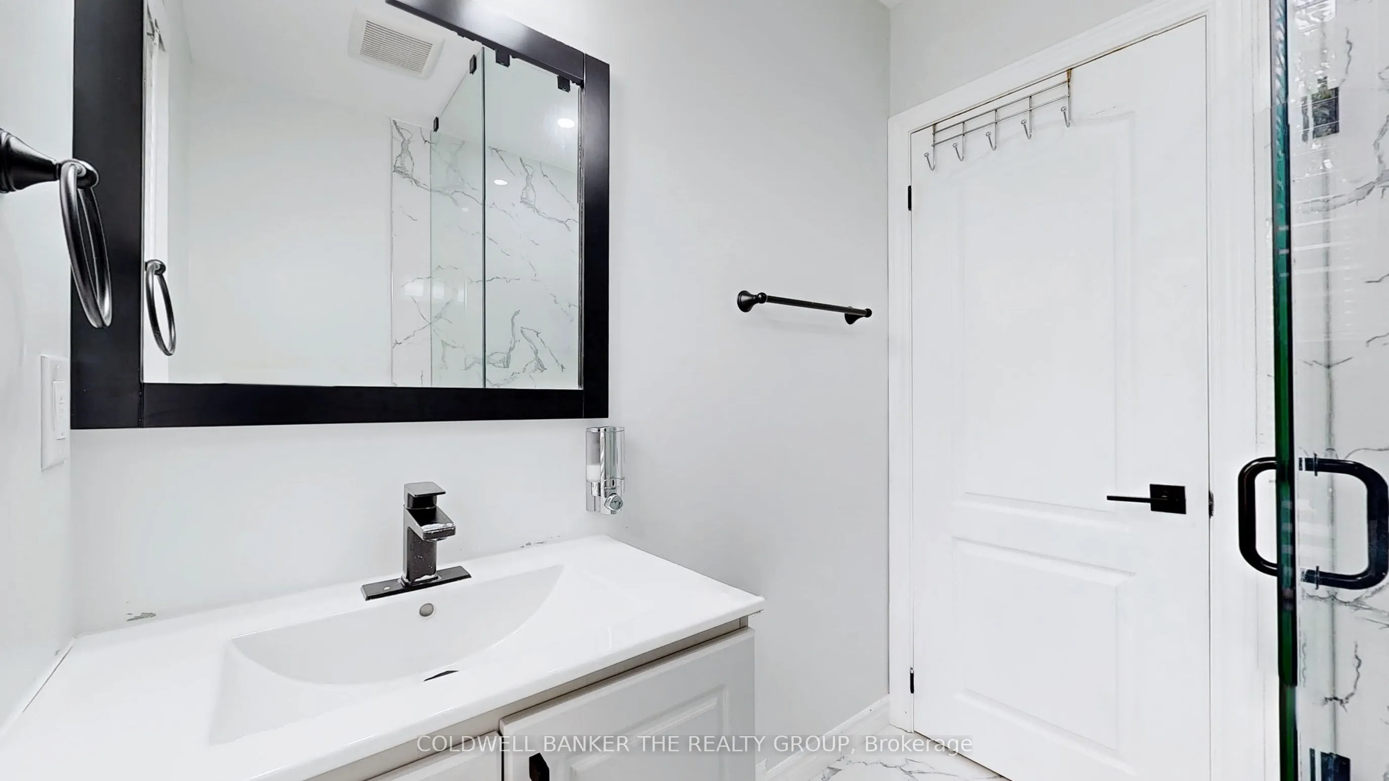 194 Simcoe Street E