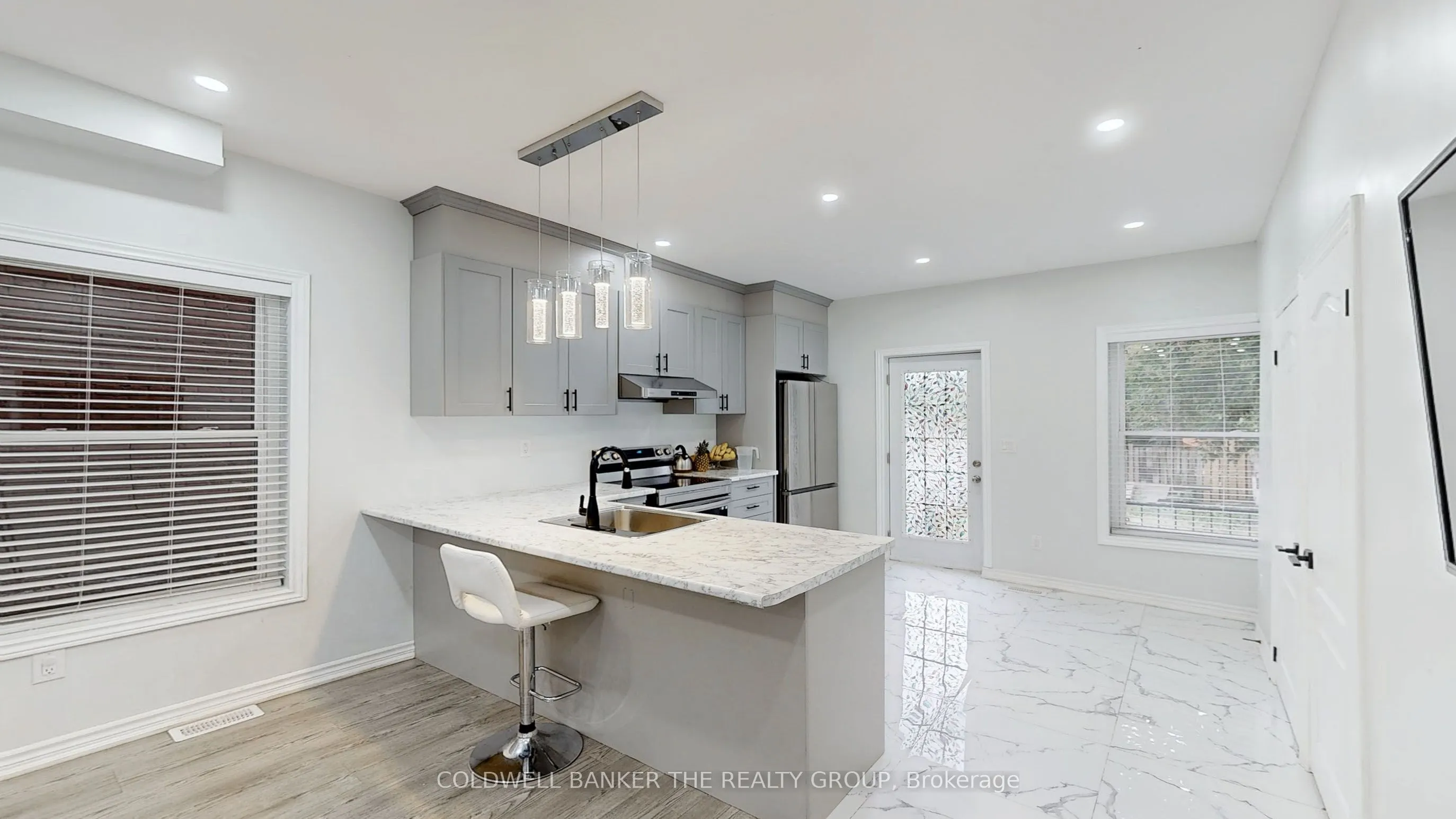 194 Simcoe Street E