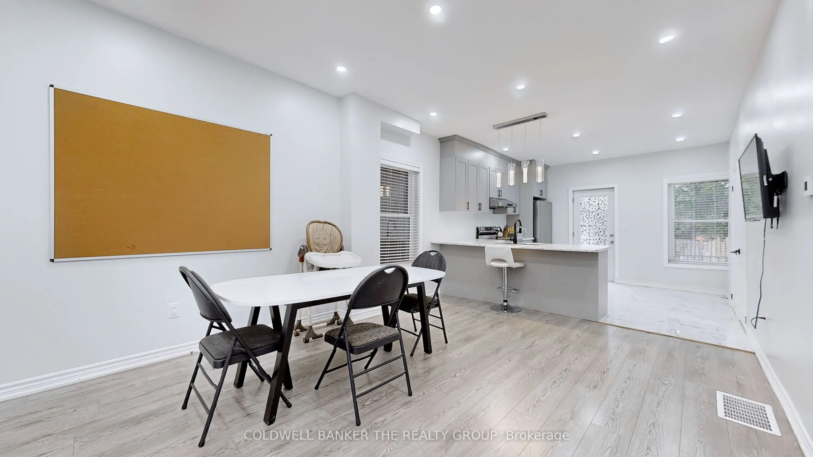 194 Simcoe Street E