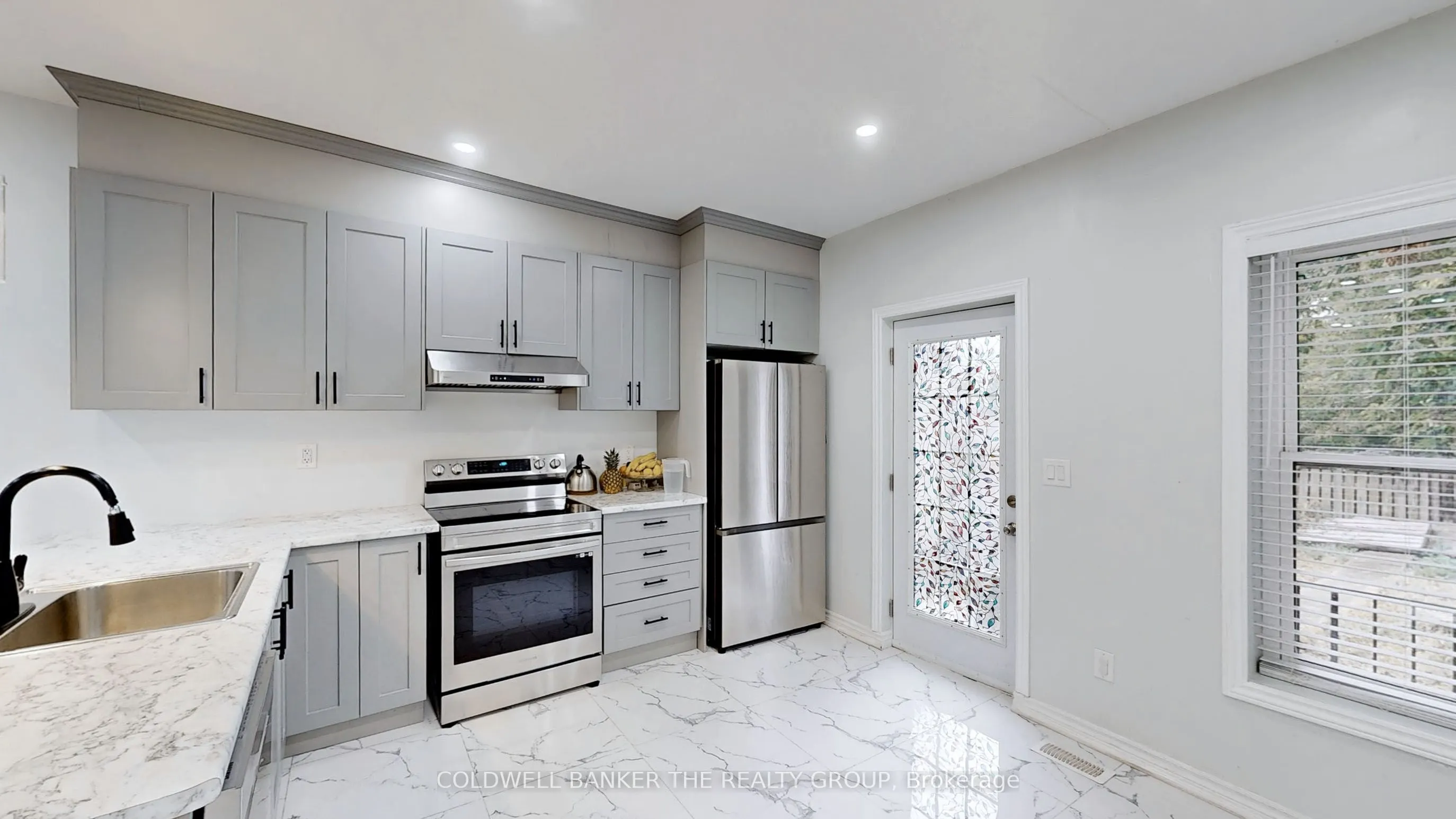 194 Simcoe Street E