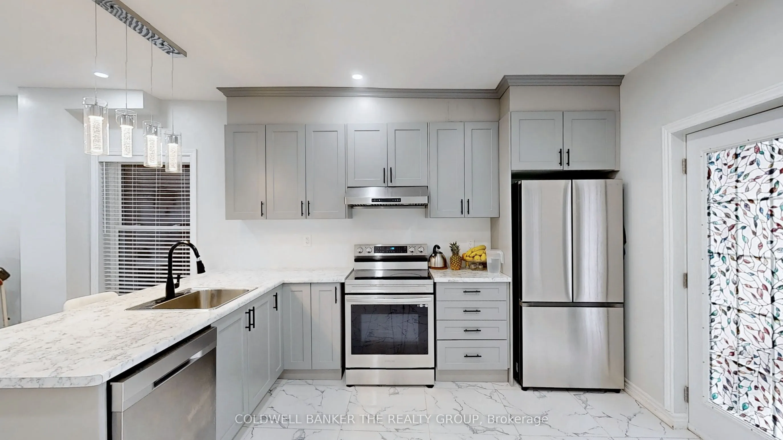 194 Simcoe Street E