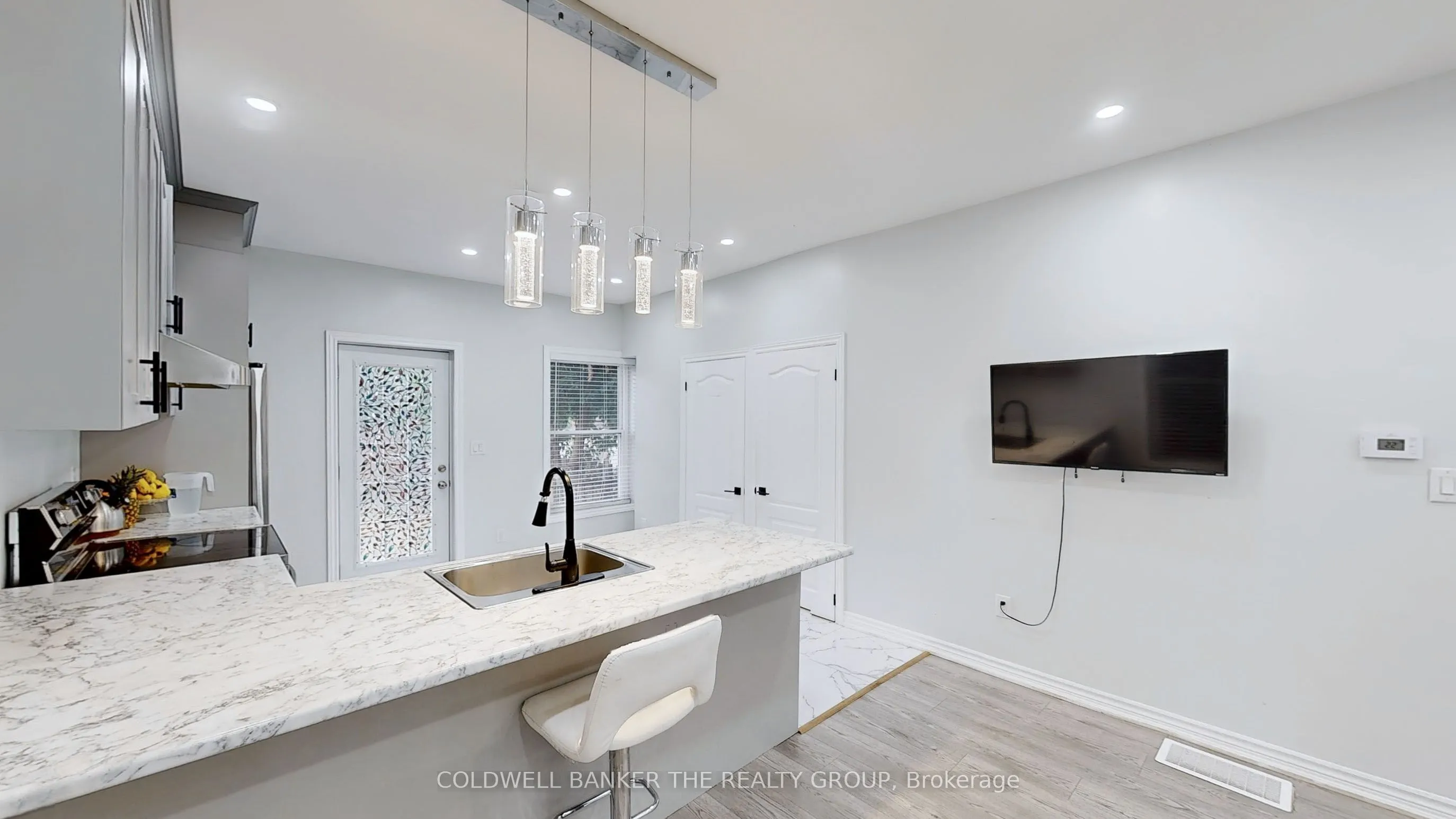 194 Simcoe Street E