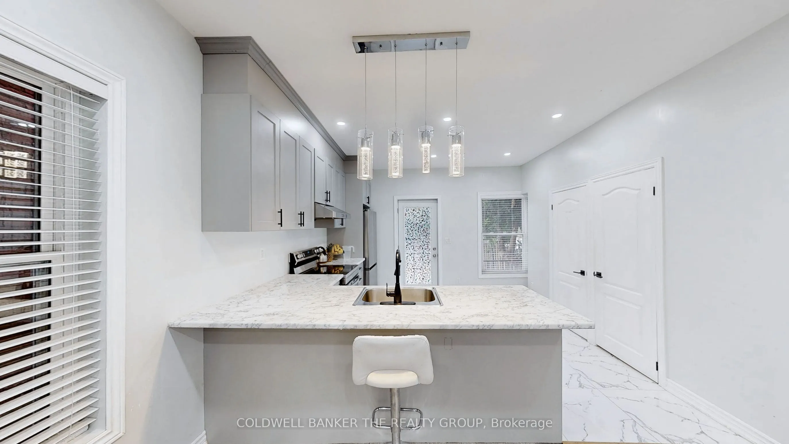 194 Simcoe Street E