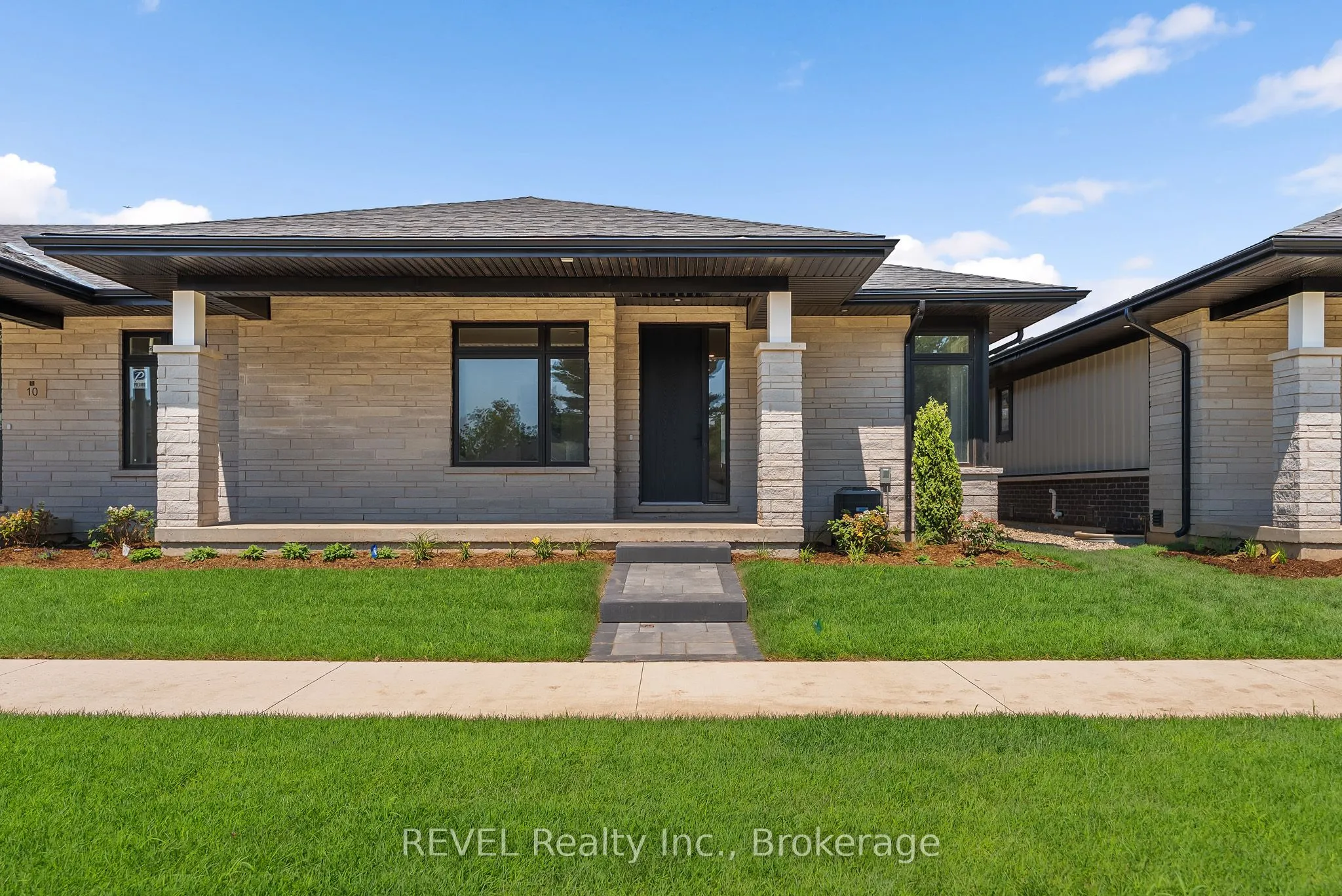 8 Accursi Crescent