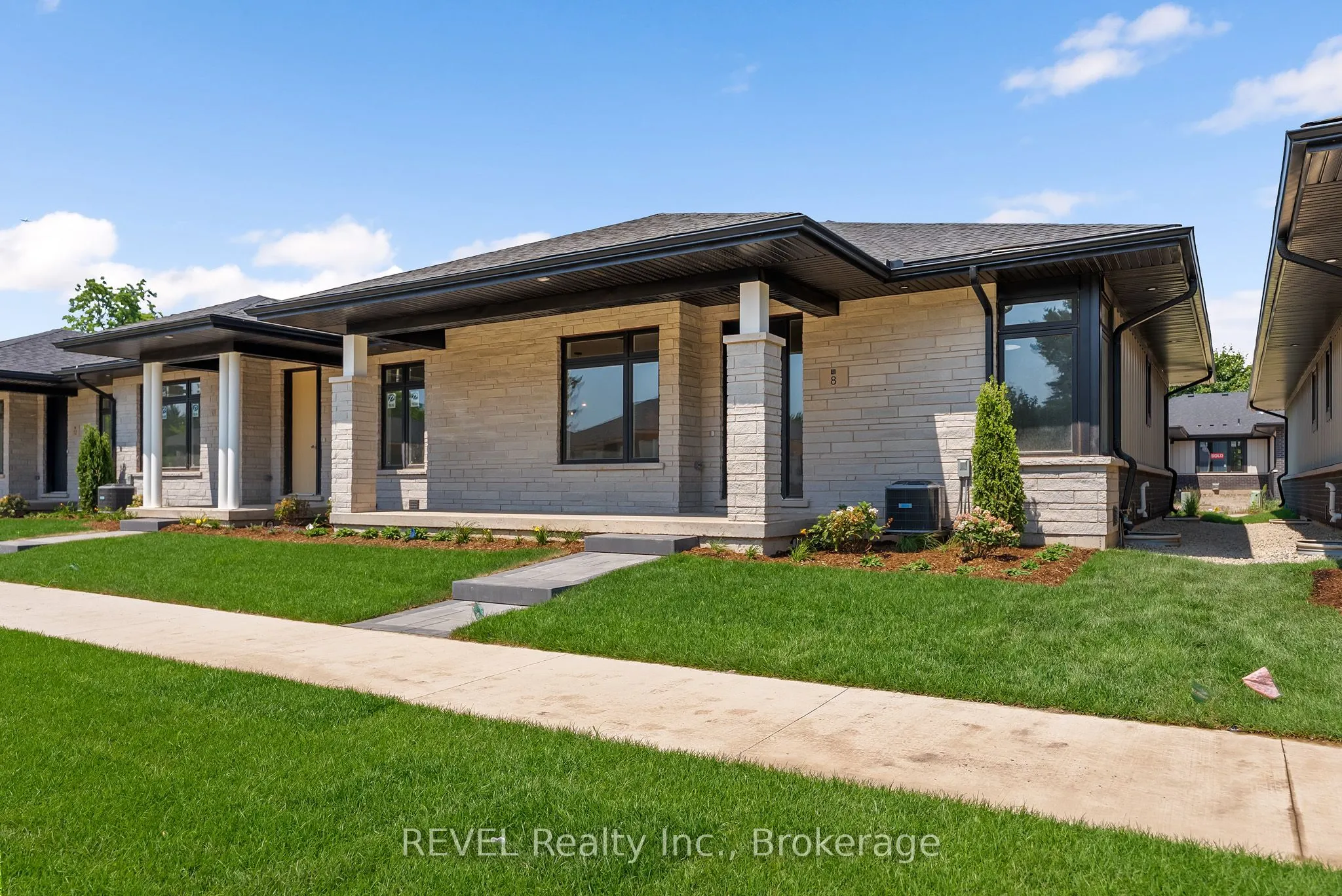 8 Accursi Crescent