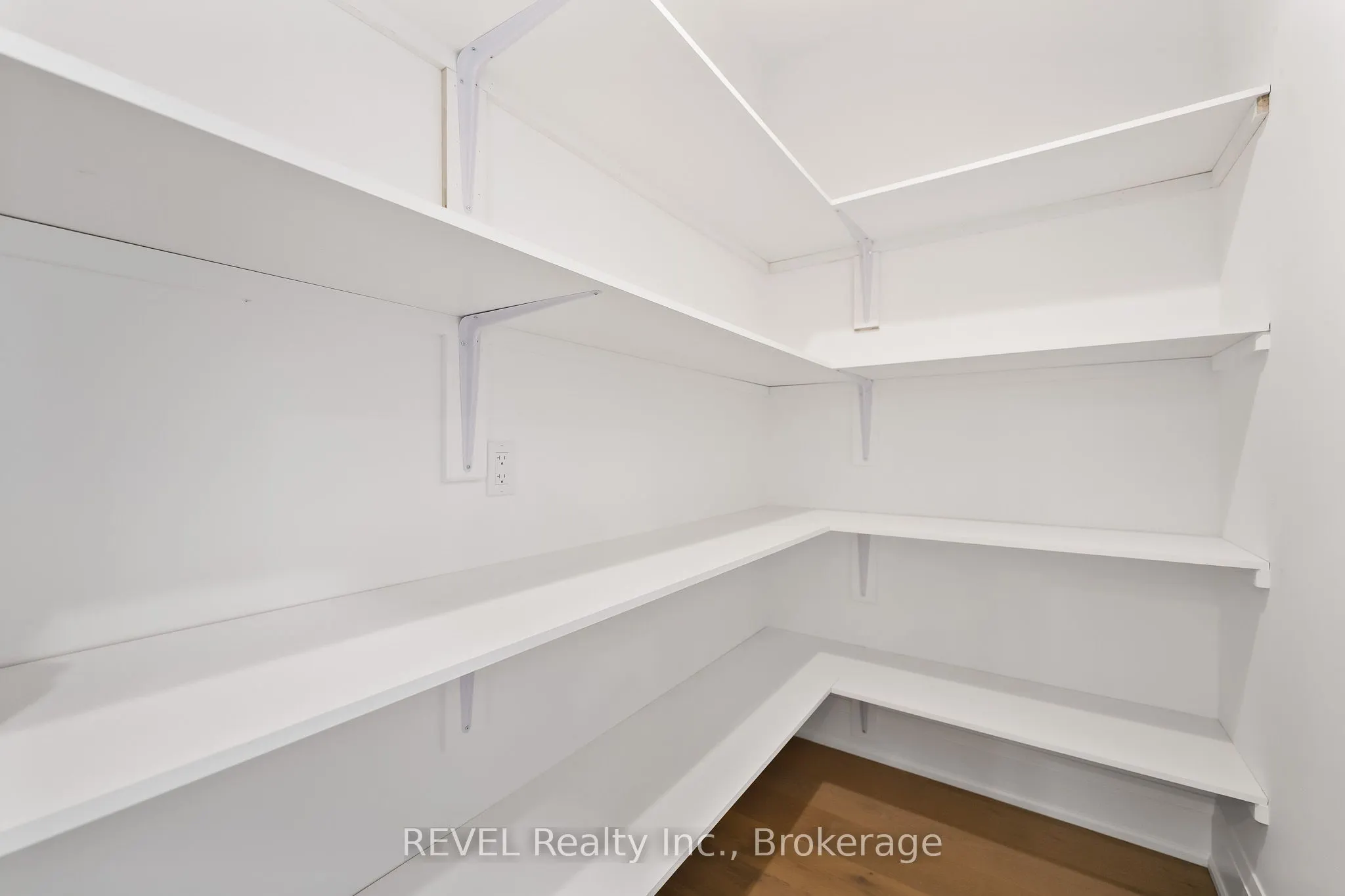 8 Accursi Crescent