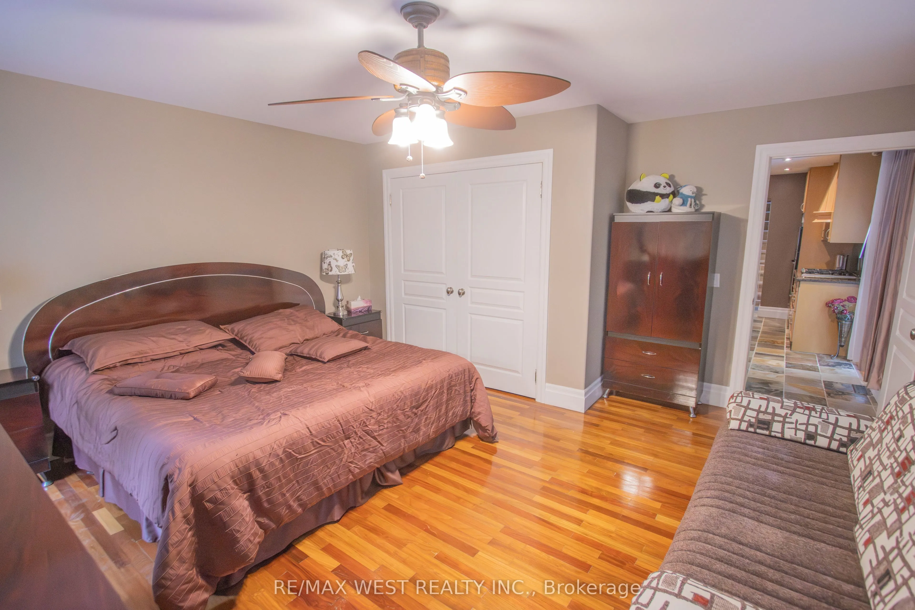 1158 Lorne Lane