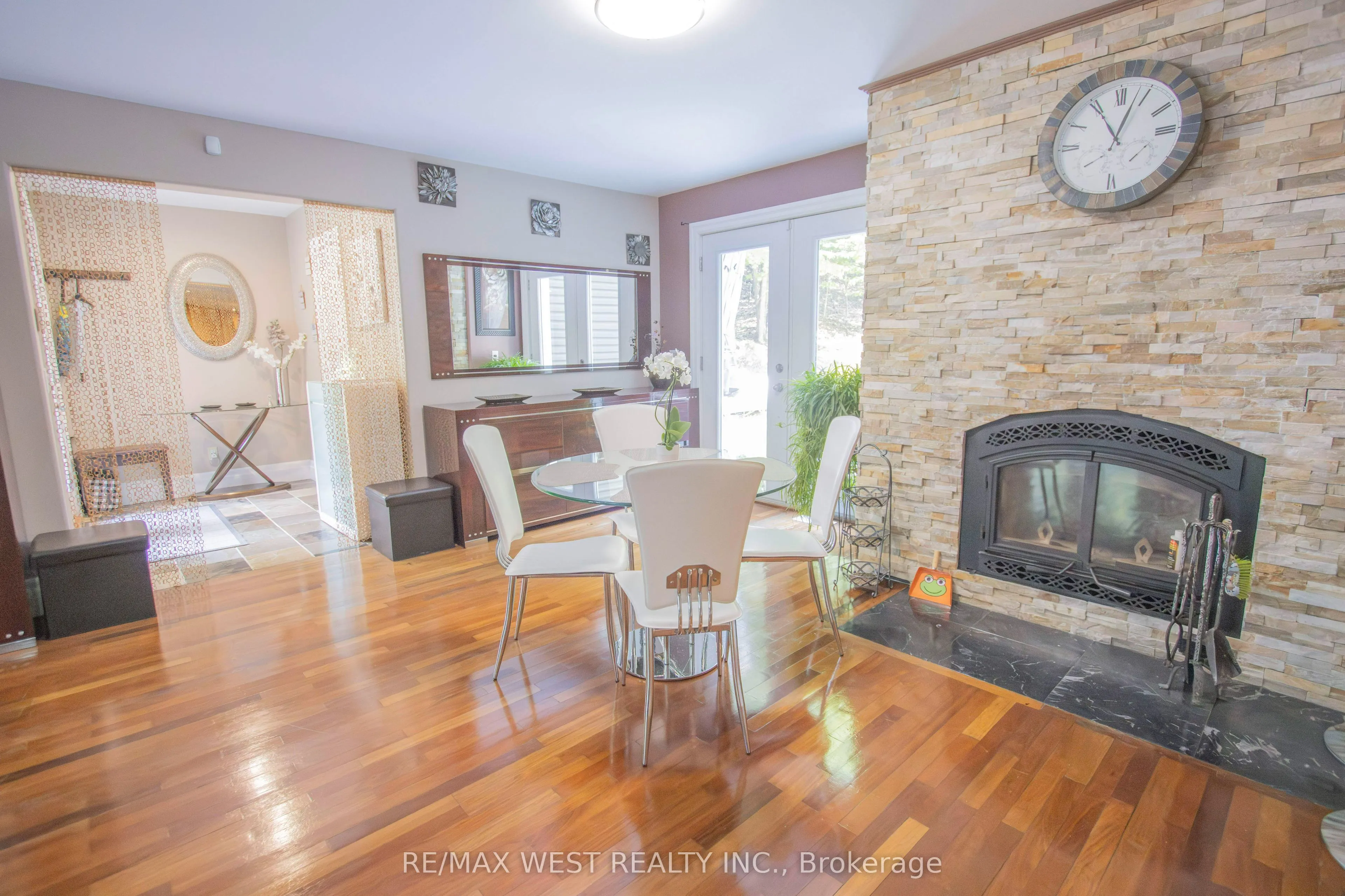 1158 Lorne Lane