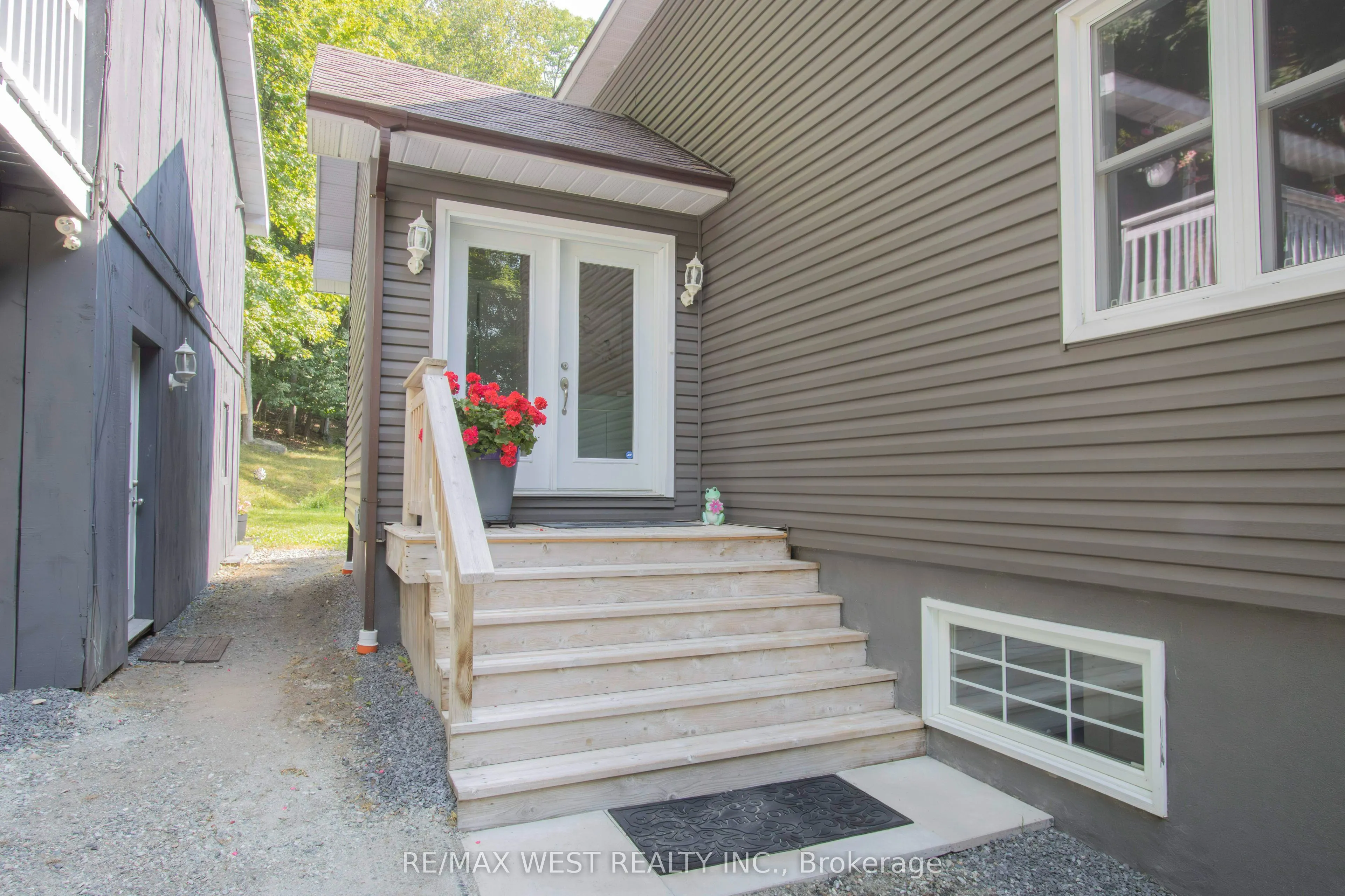 1158 Lorne Lane