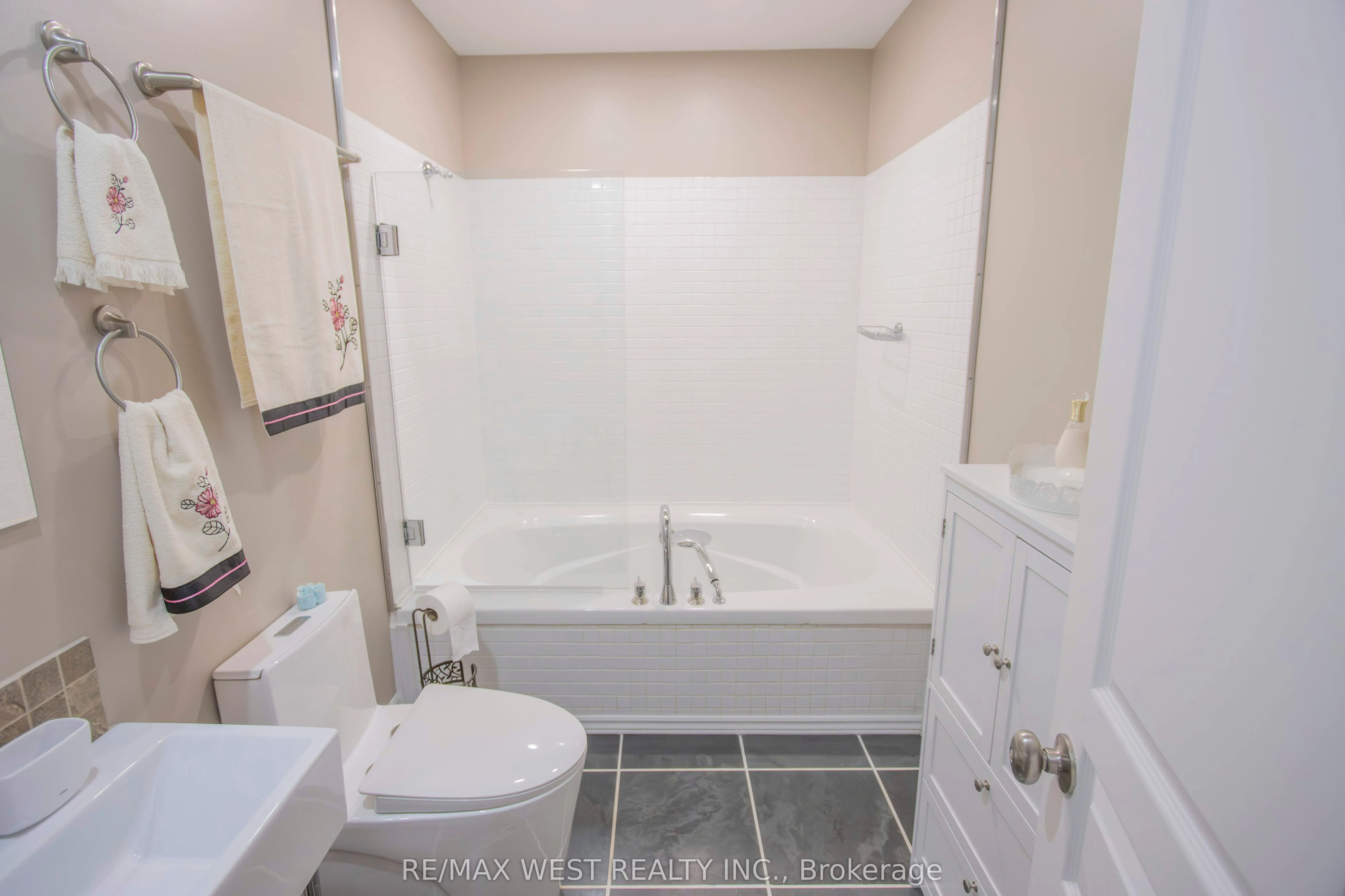 1158 Lorne Lane