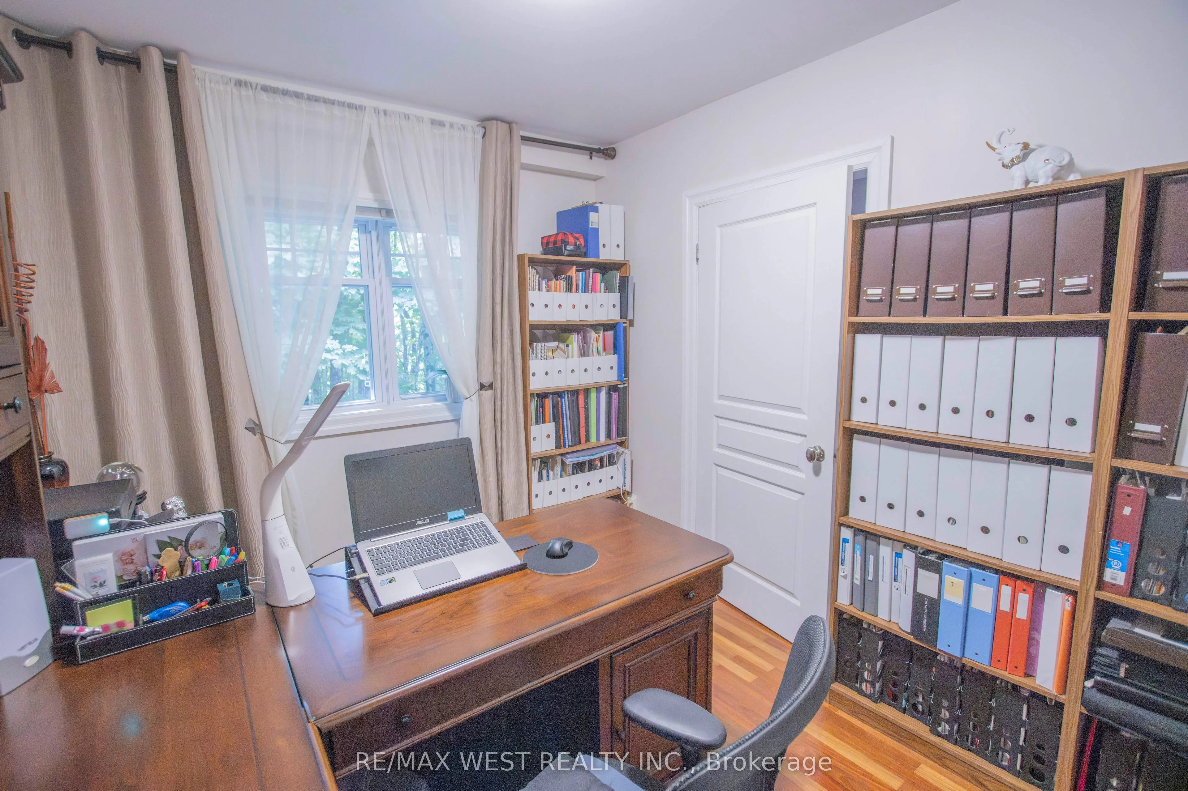 1158 Lorne Lane