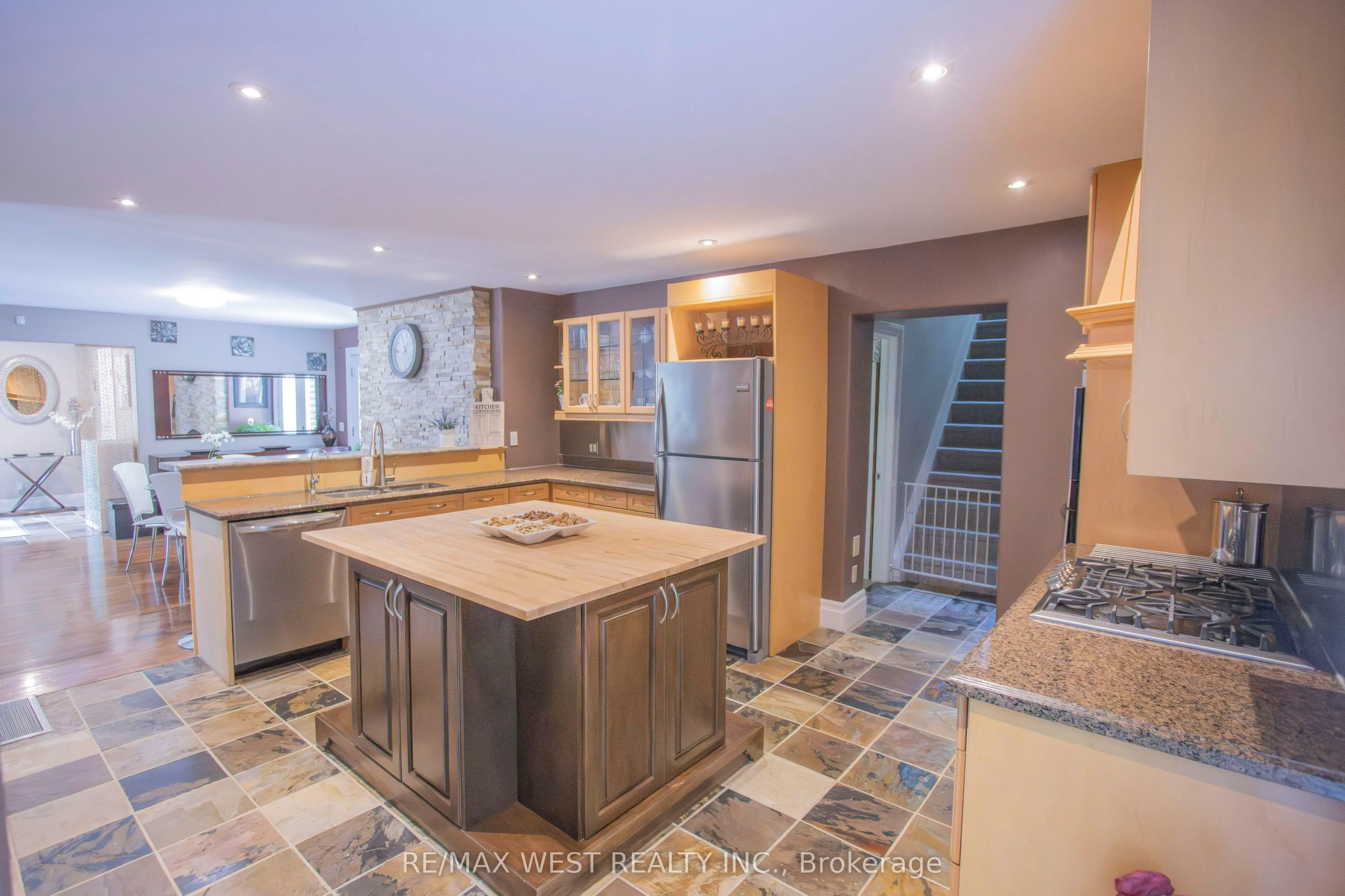 1158 Lorne Lane