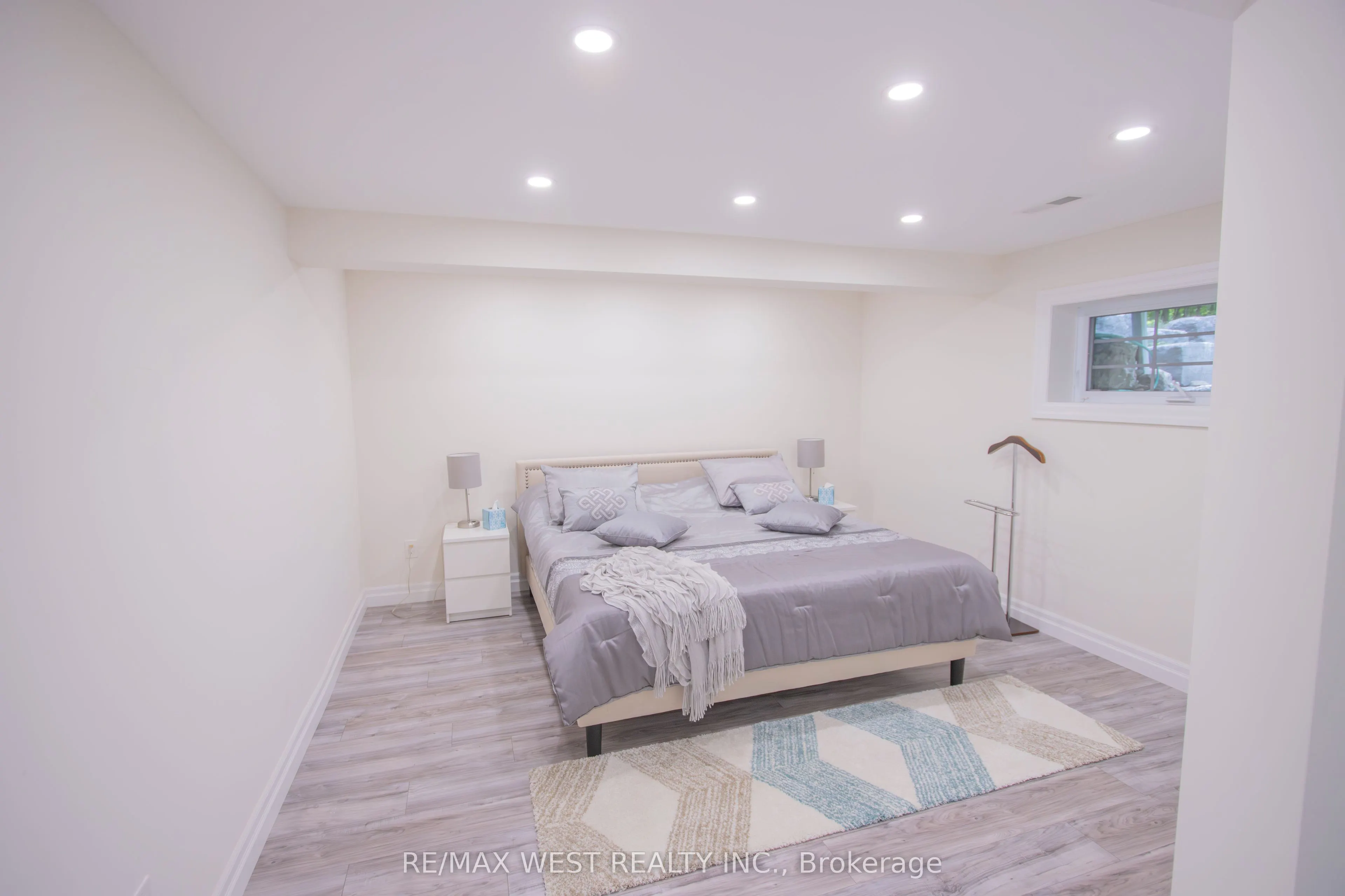1158 Lorne Lane