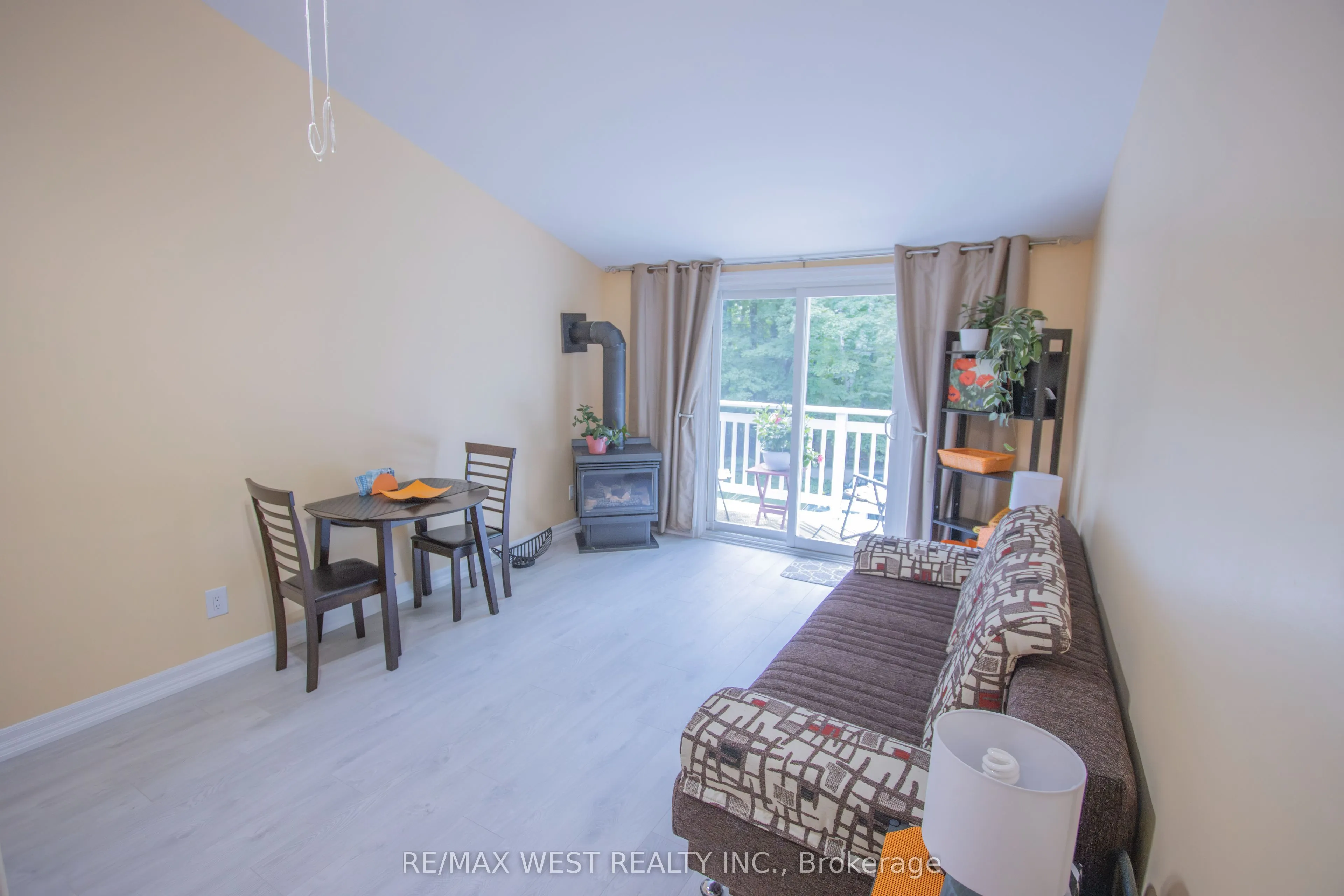 1158 Lorne Lane
