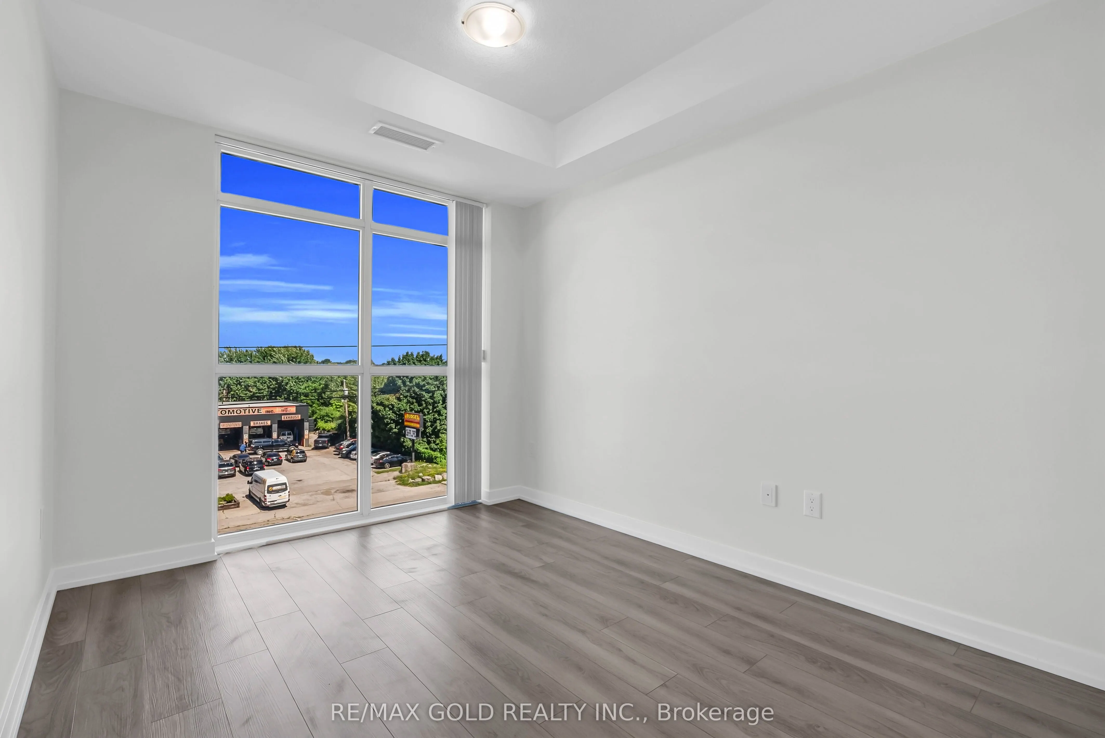 460 DUNDAS Street E, #402