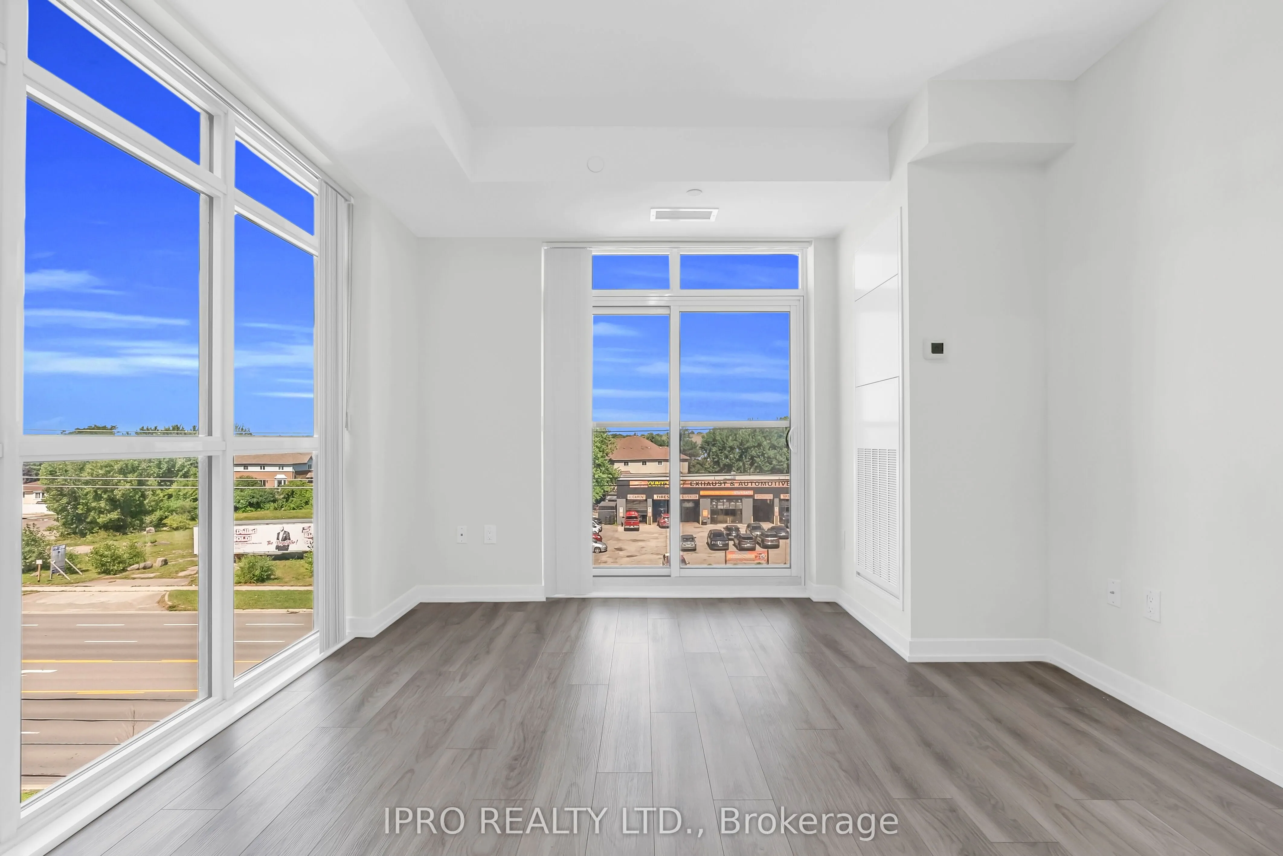 460 DUNDAS Street E, #402