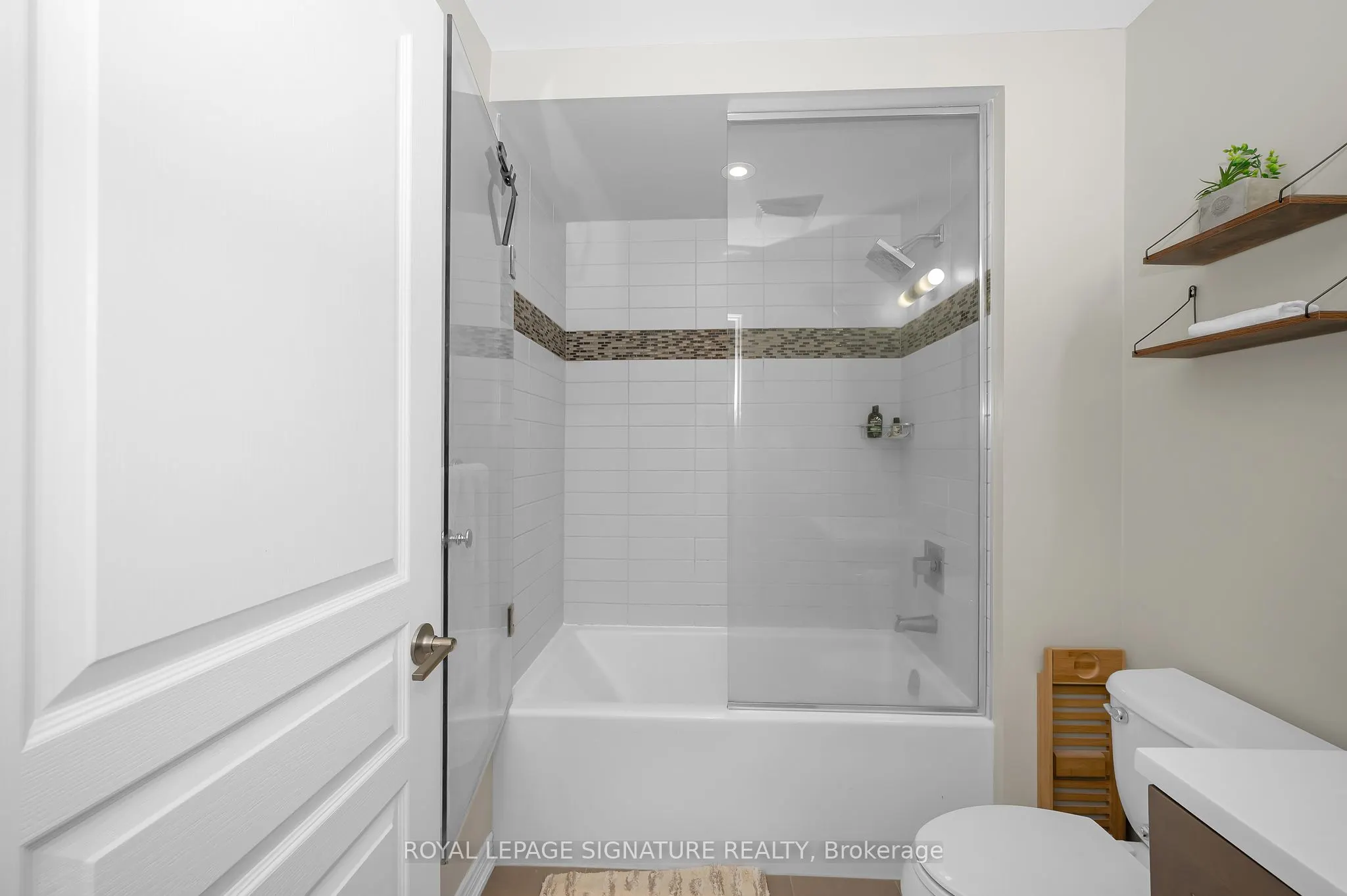 215 Dundas Street E, #29