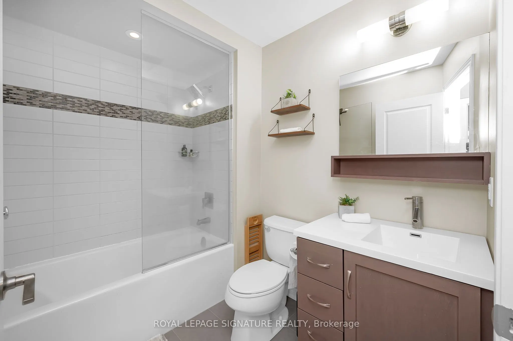 215 Dundas Street E, #29