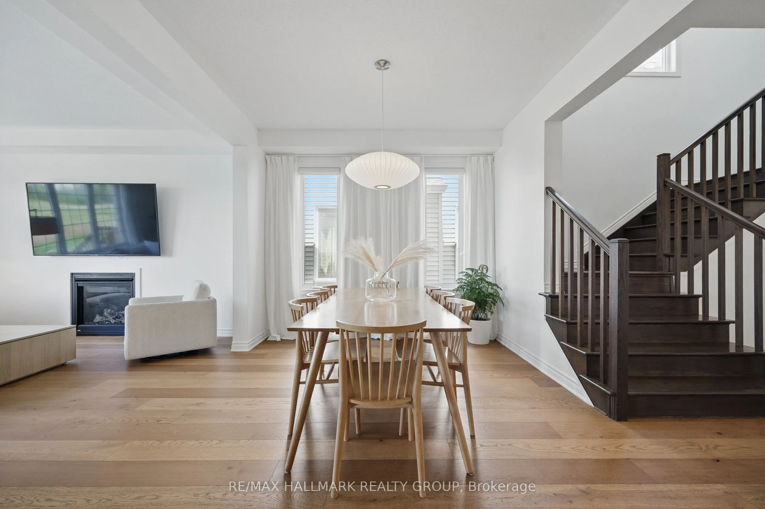 824 Henslow's Circle