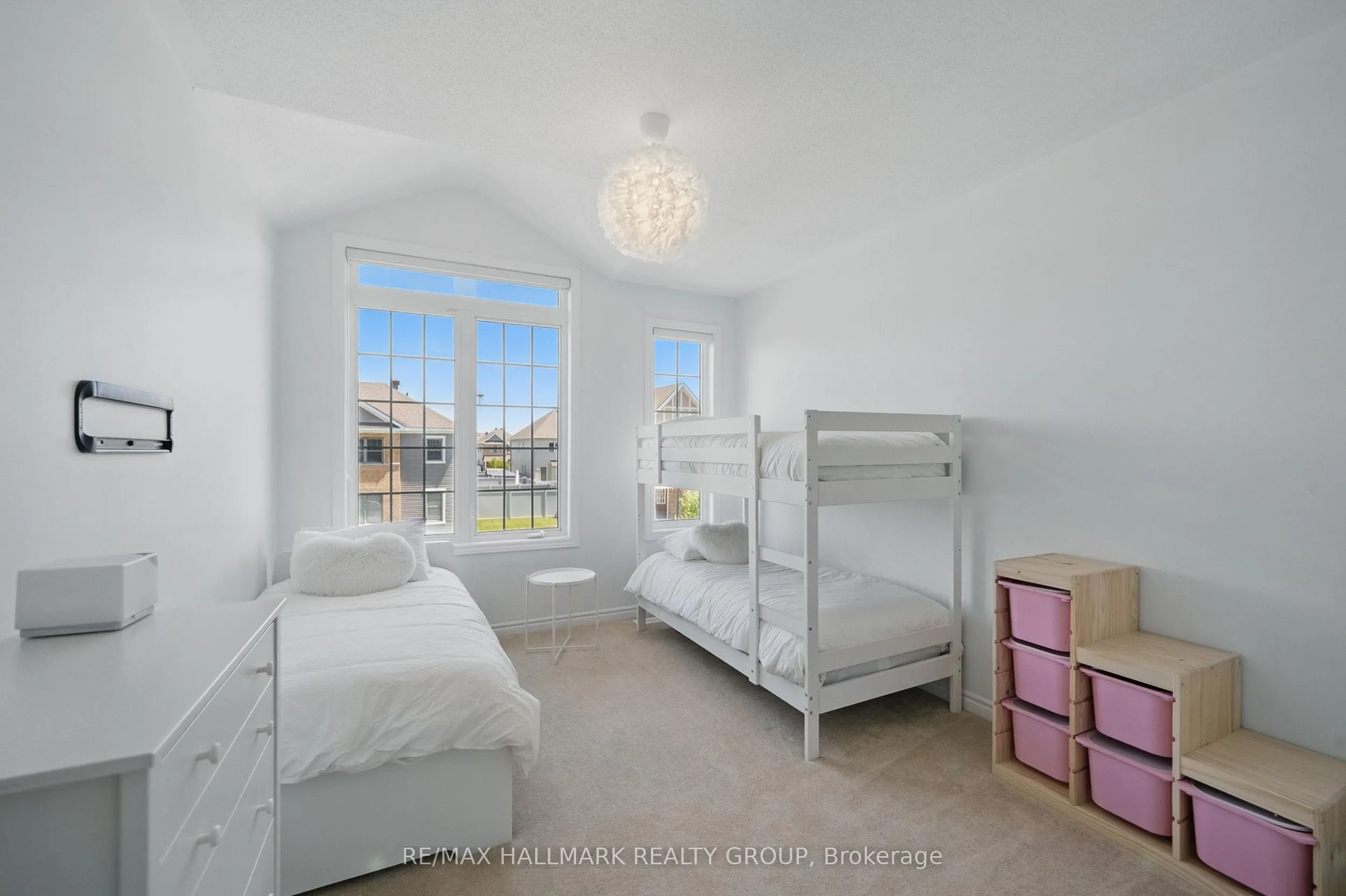824 Henslow's Circle