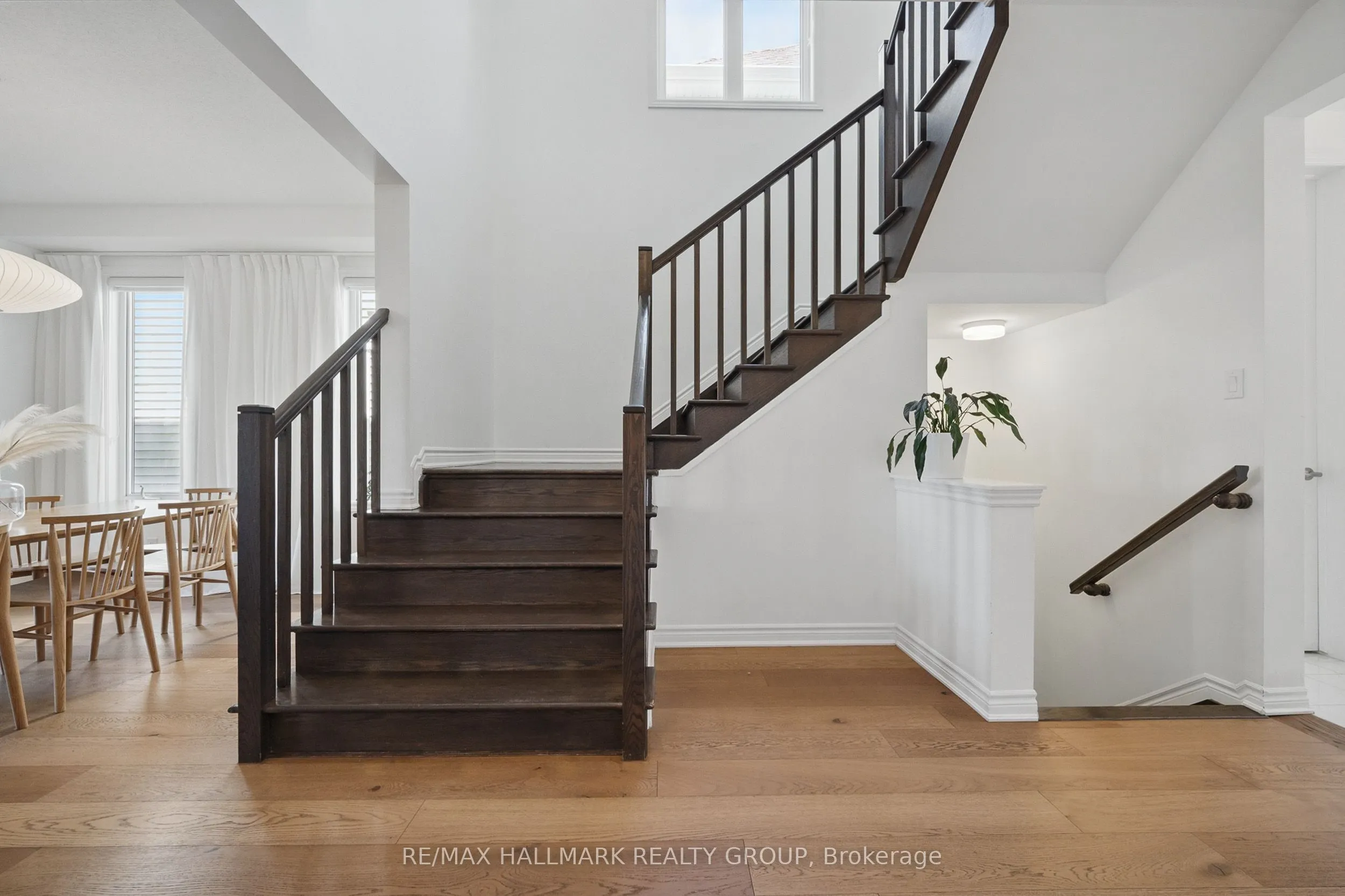 824 Henslow's Circle