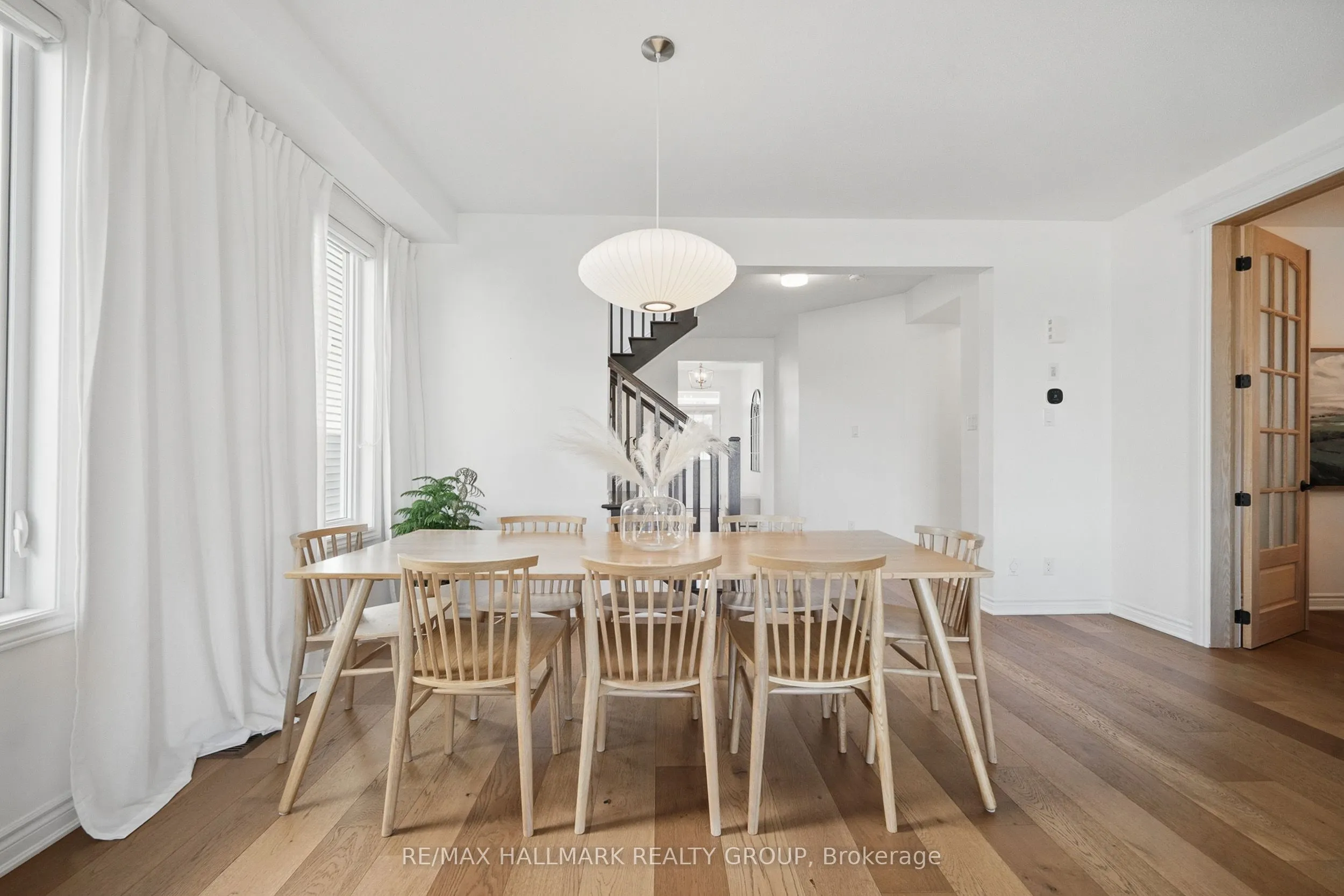 824 Henslow's Circle