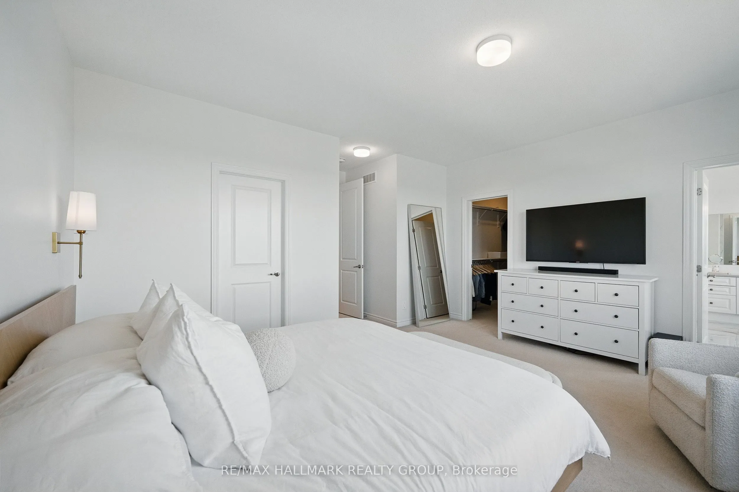 824 Henslow's Circle