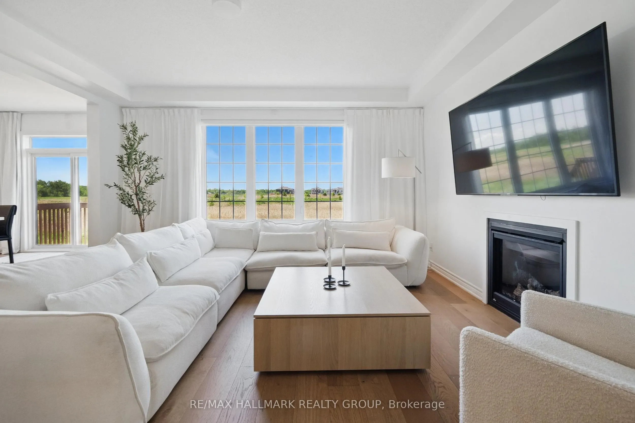 824 Henslow's Circle
