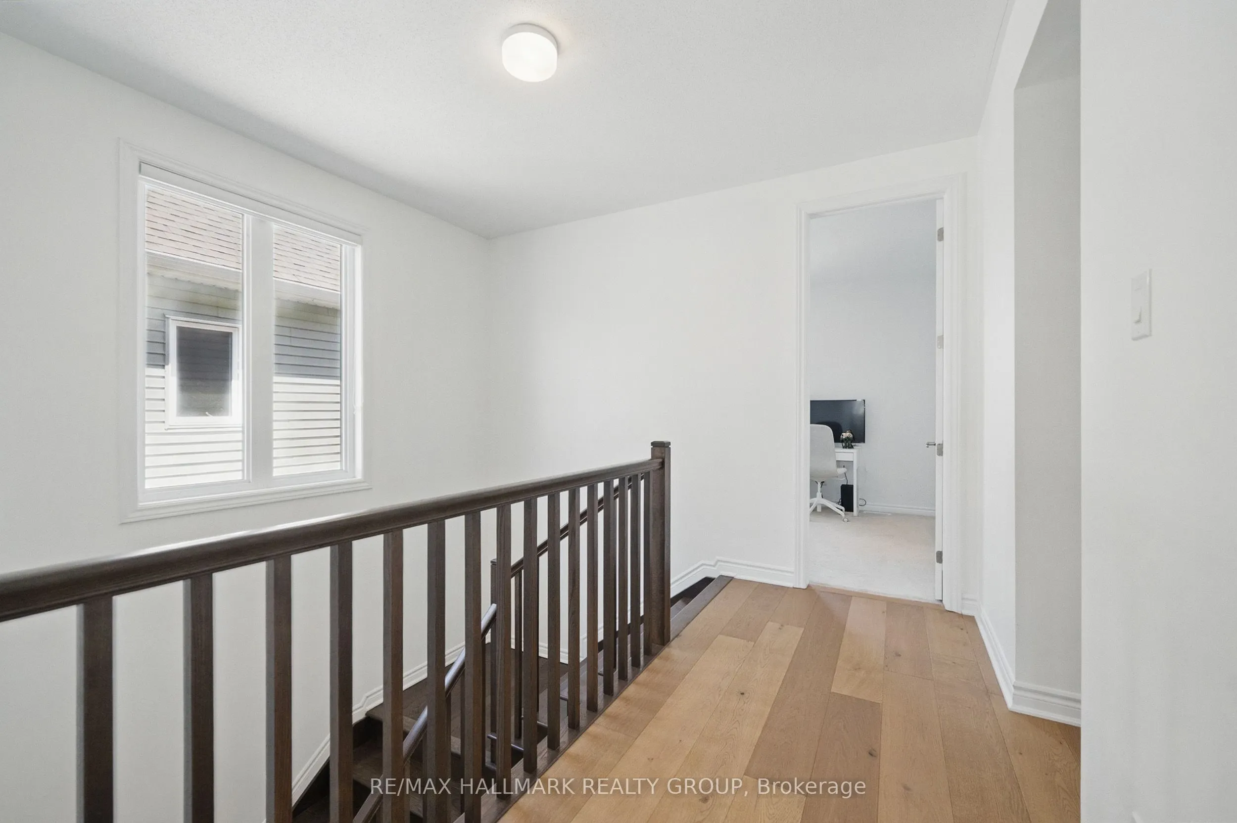 824 Henslow's Circle