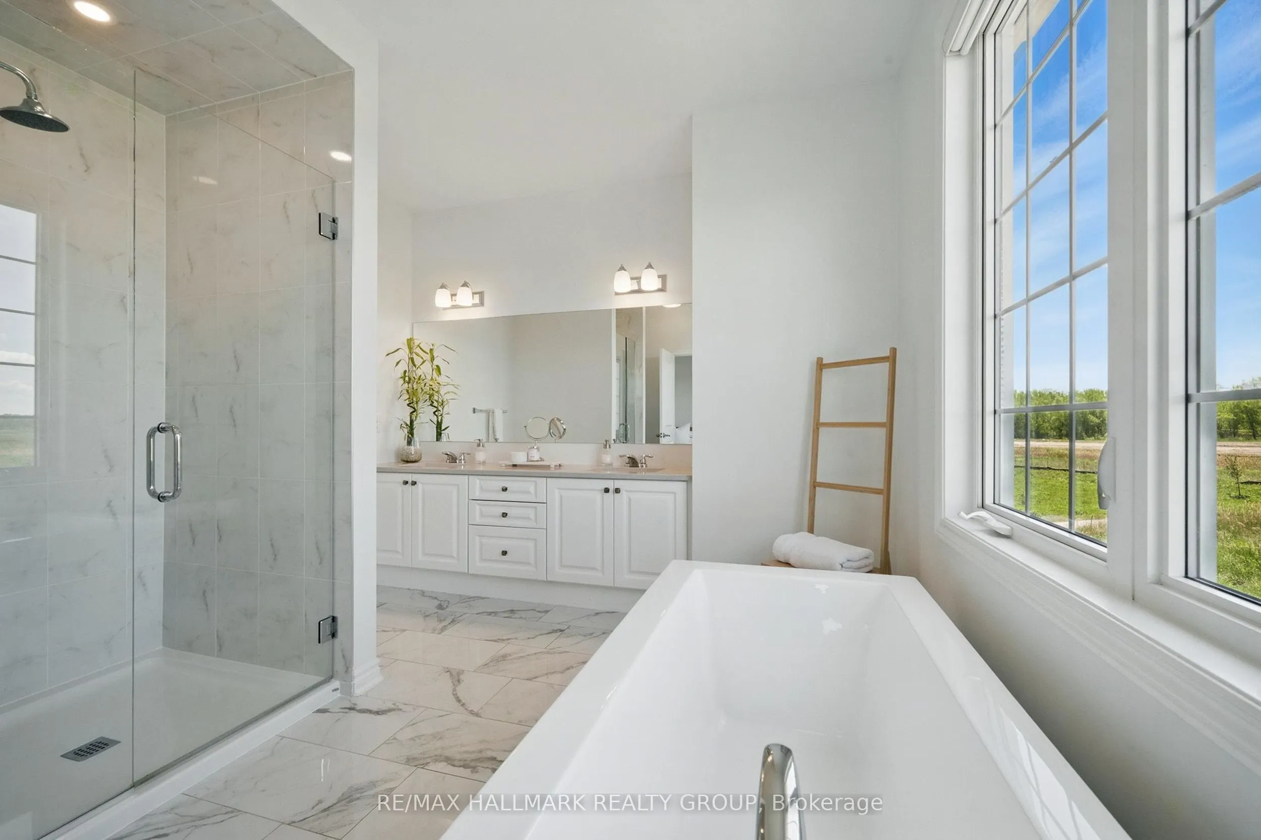 824 Henslow's Circle