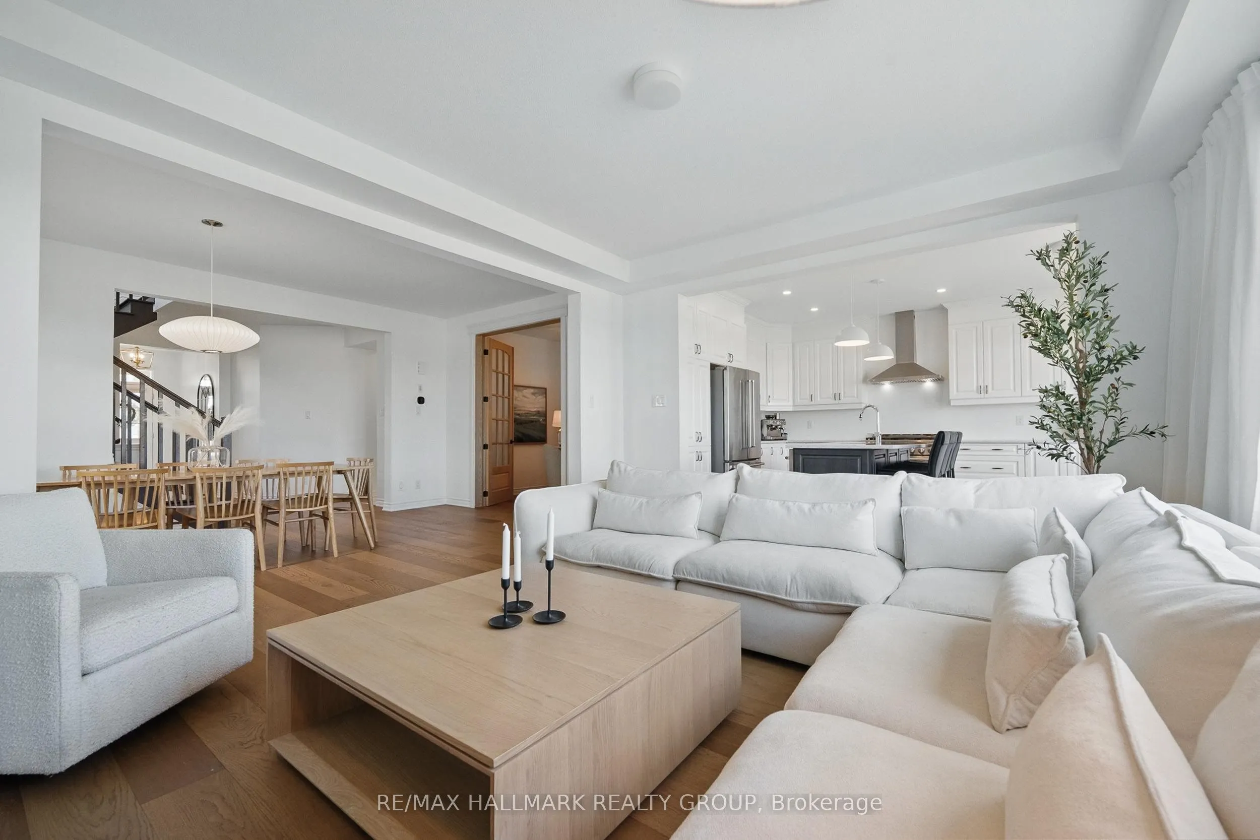 824 Henslow's Circle