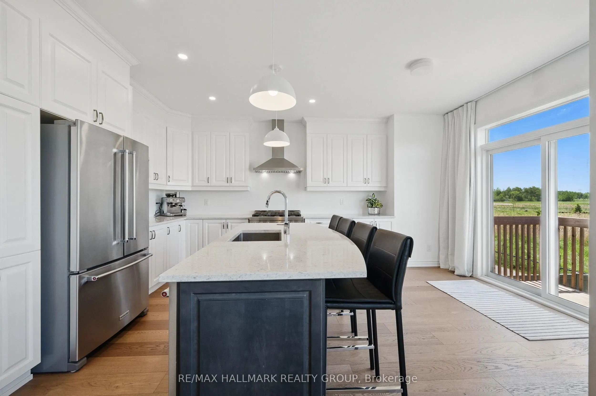 824 Henslow's Circle