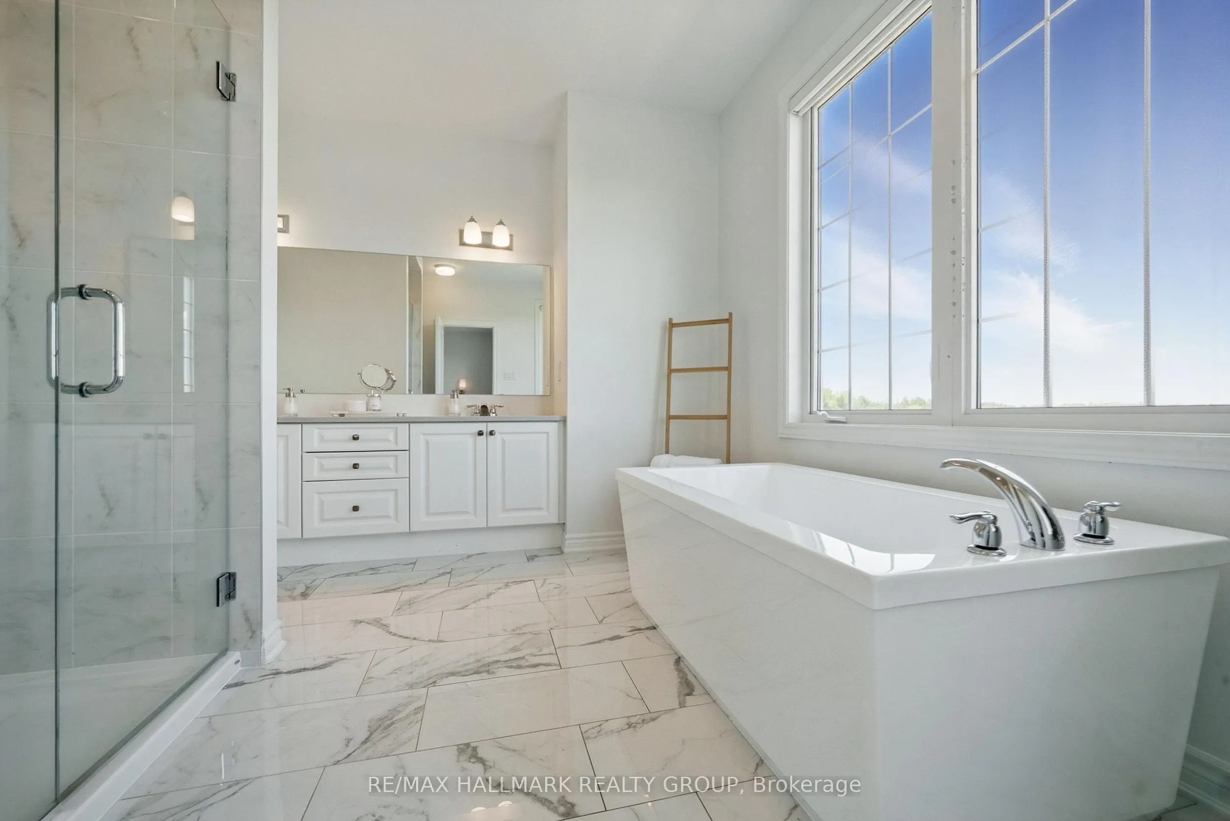 824 Henslow's Circle
