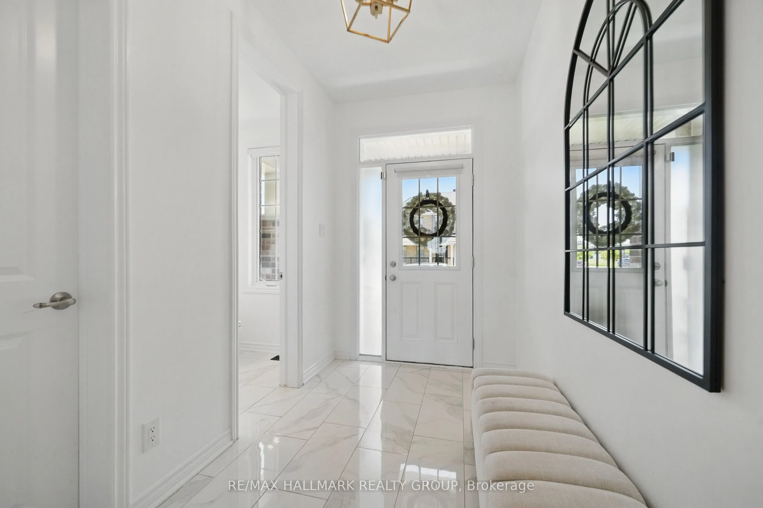 824 Henslow's Circle