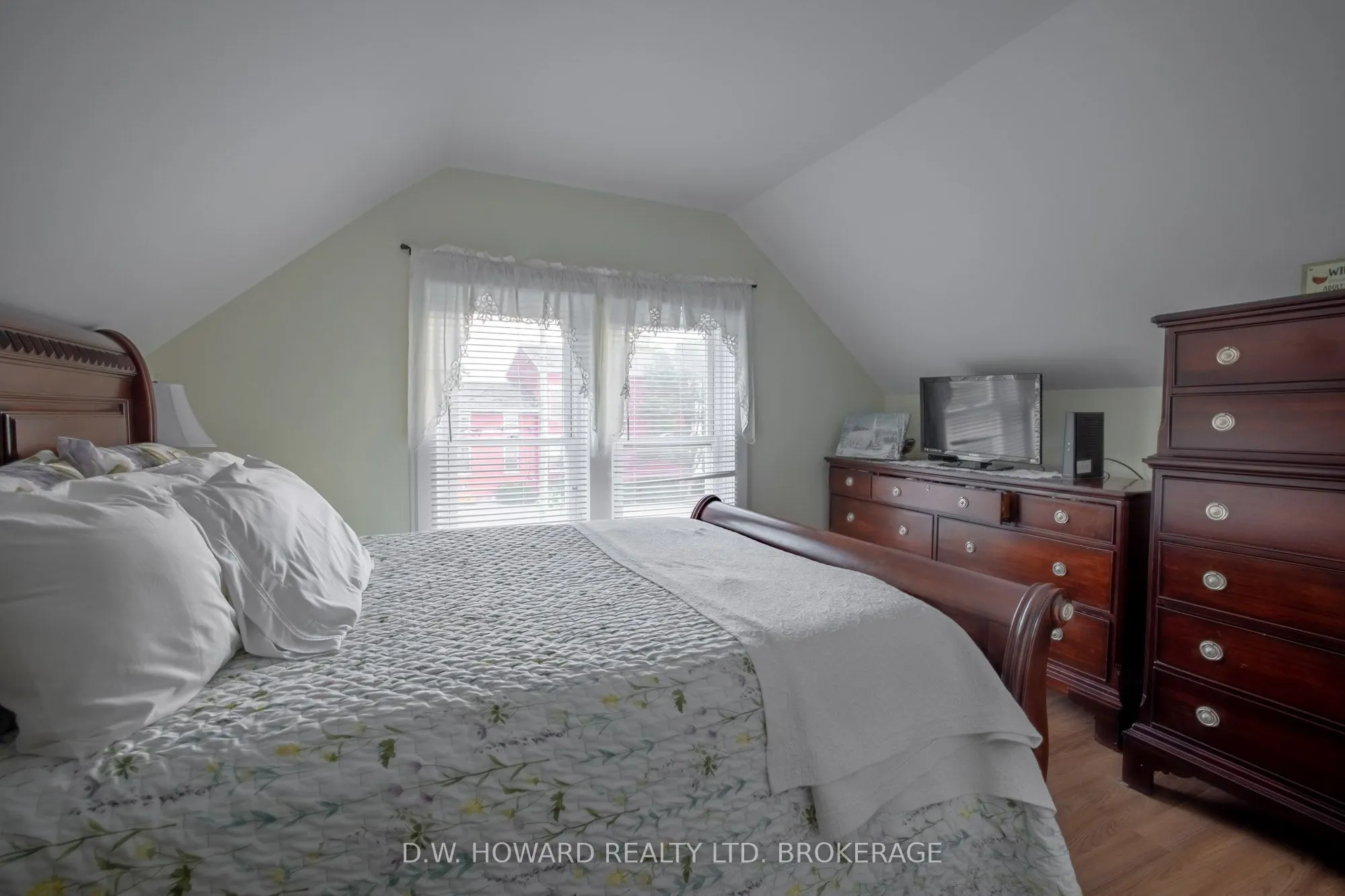 9 Phipps Street S