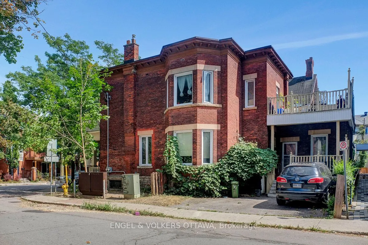 256 Kent Street N