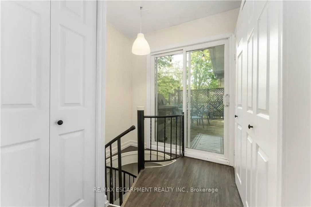 5 King Street S